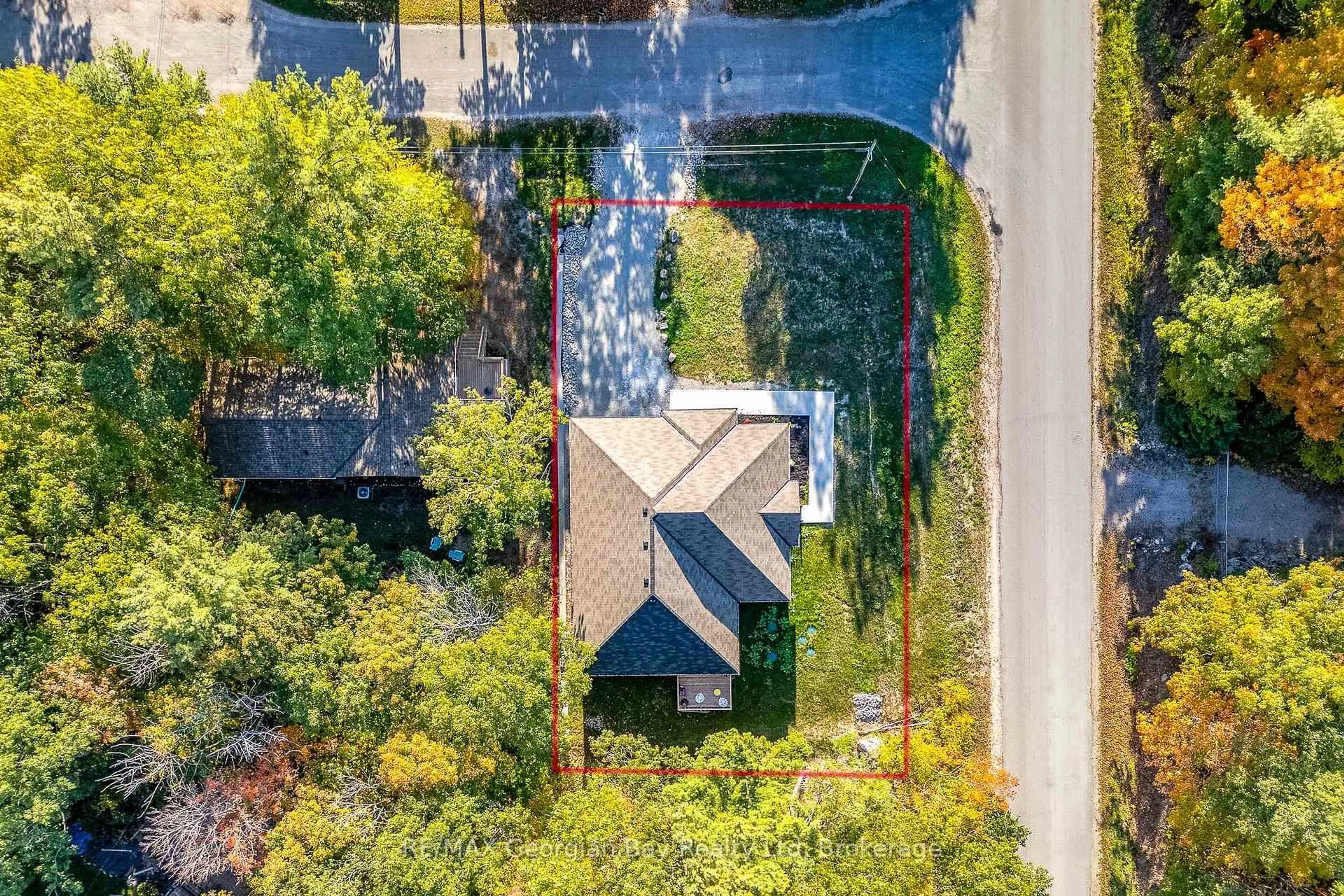 A pic from outside/outdoor area/front of a property/back of a property/a pic from drone, street for 29 Rue Camille Rd, Tiny Ontario L9M 1R3