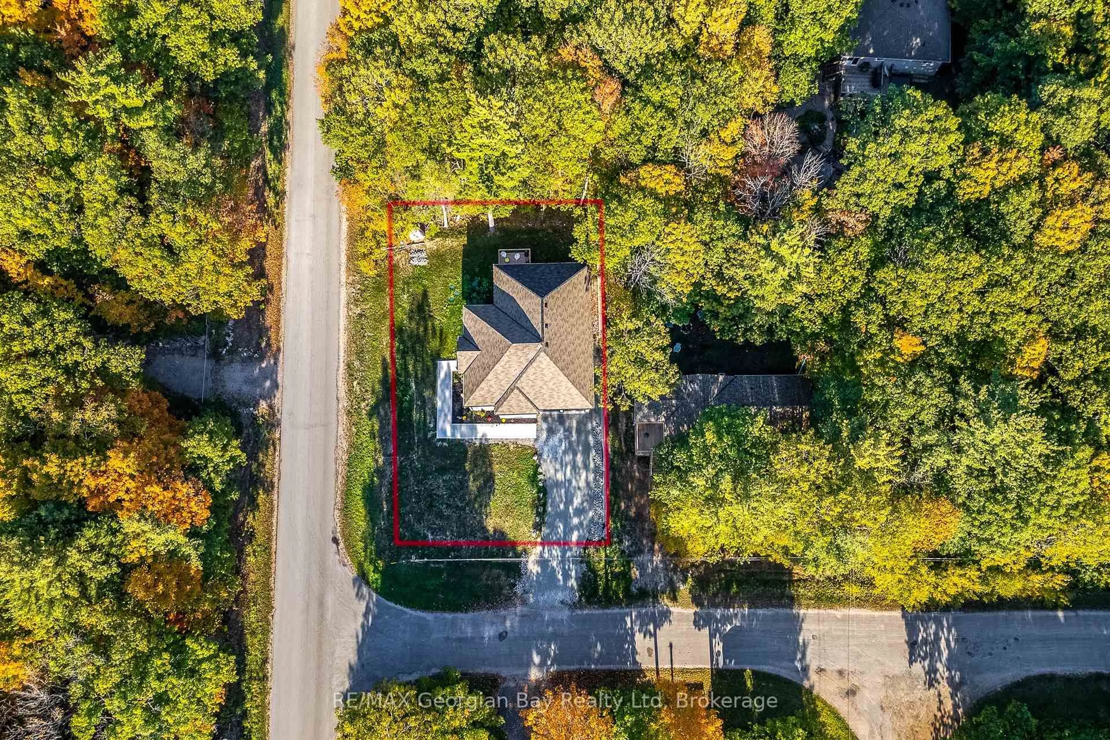 A pic from outside/outdoor area/front of a property/back of a property/a pic from drone, street for 29 Rue Camille Rd, Tiny Ontario L9M 1R3