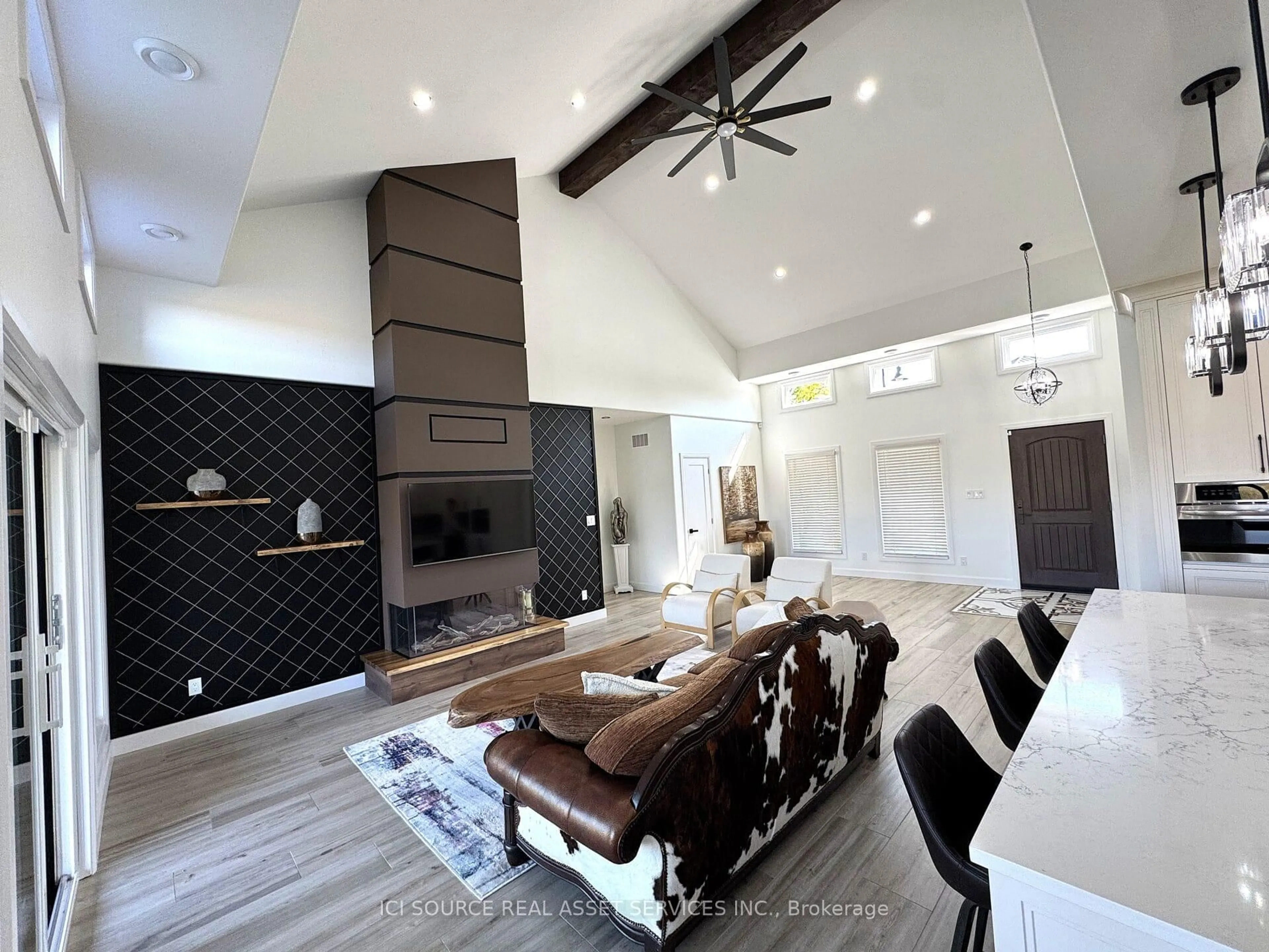 Living room with furniture, unknown for 18 Swan Lane, Tay Ontario L0K 1R0
