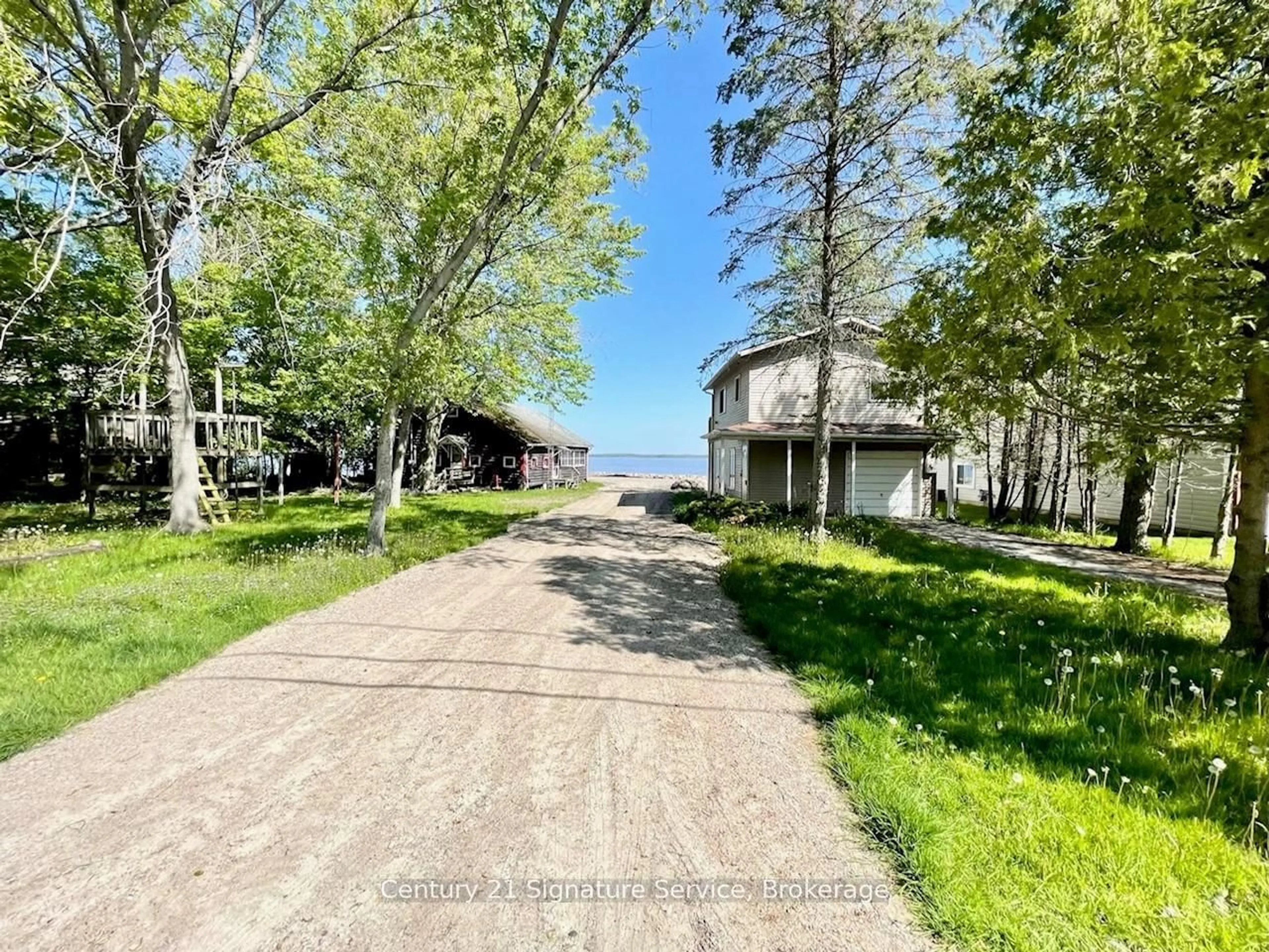 A pic from outside/outdoor area/front of a property/back of a property/a pic from drone, unknown for 264 Robins Point Rd, Tay Ontario L0K 2A0
