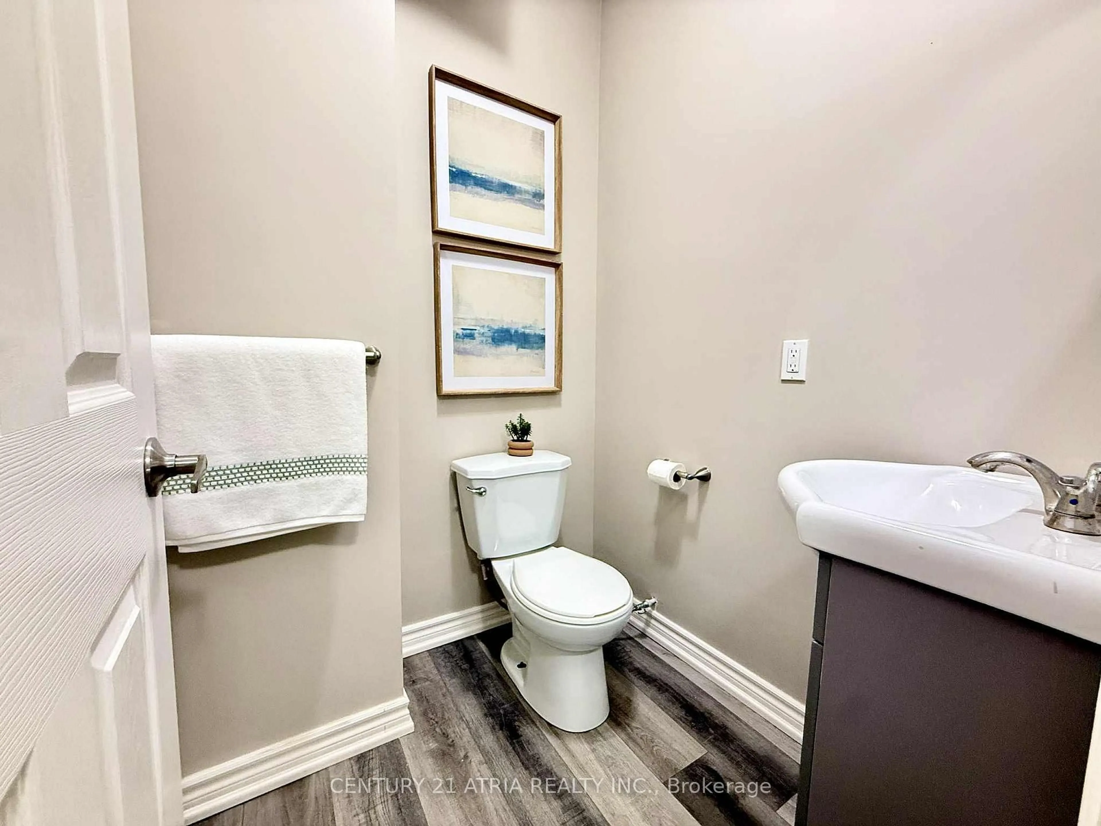 Standard bathroom, unknown for 59 Park St, Barrie Ontario L4N 1H7