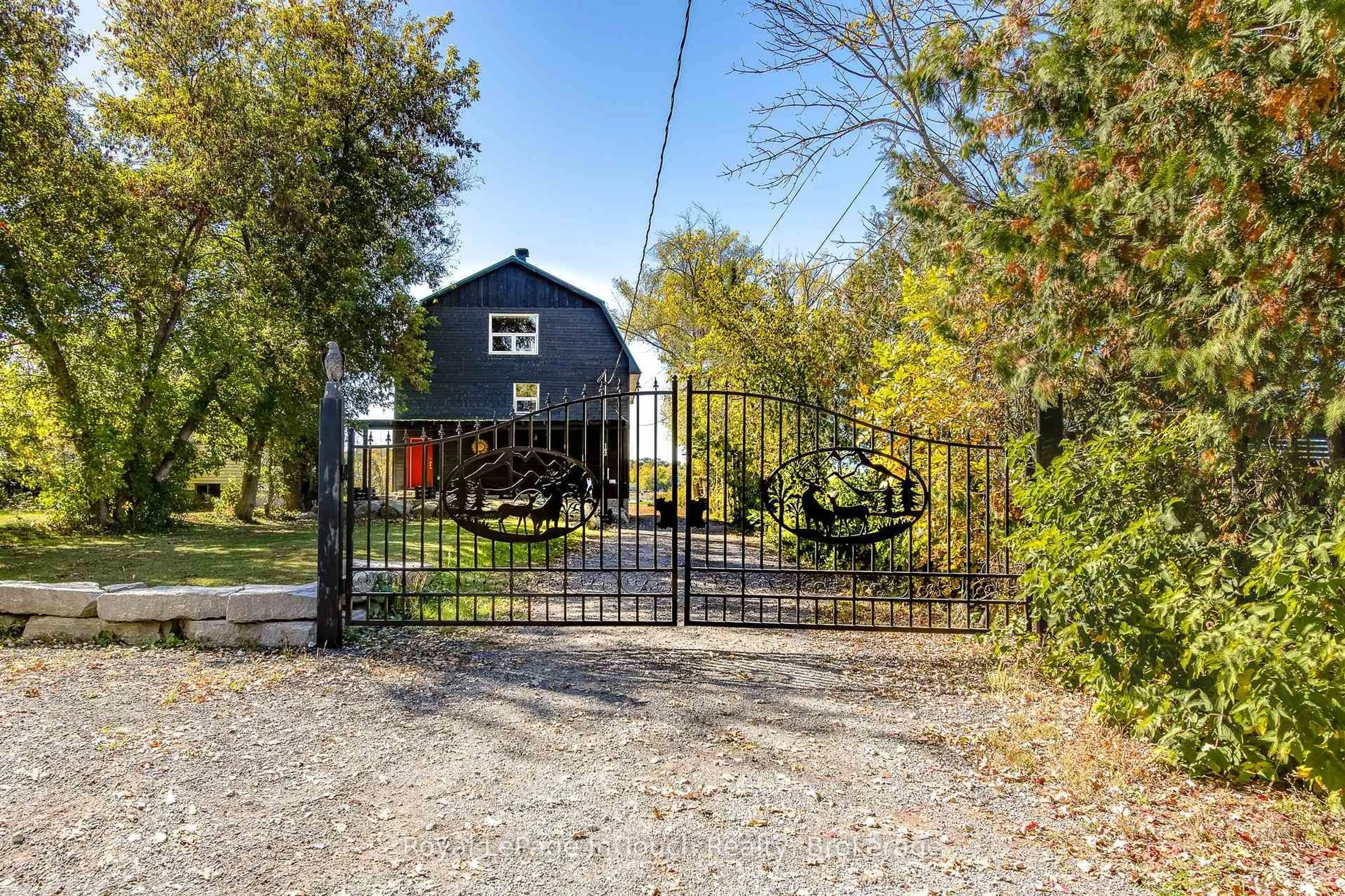 A pic from outside/outdoor area/front of a property/back of a property/a pic from drone, street for 142 Duck Bay Rd, Tay Ontario L0K 2C0