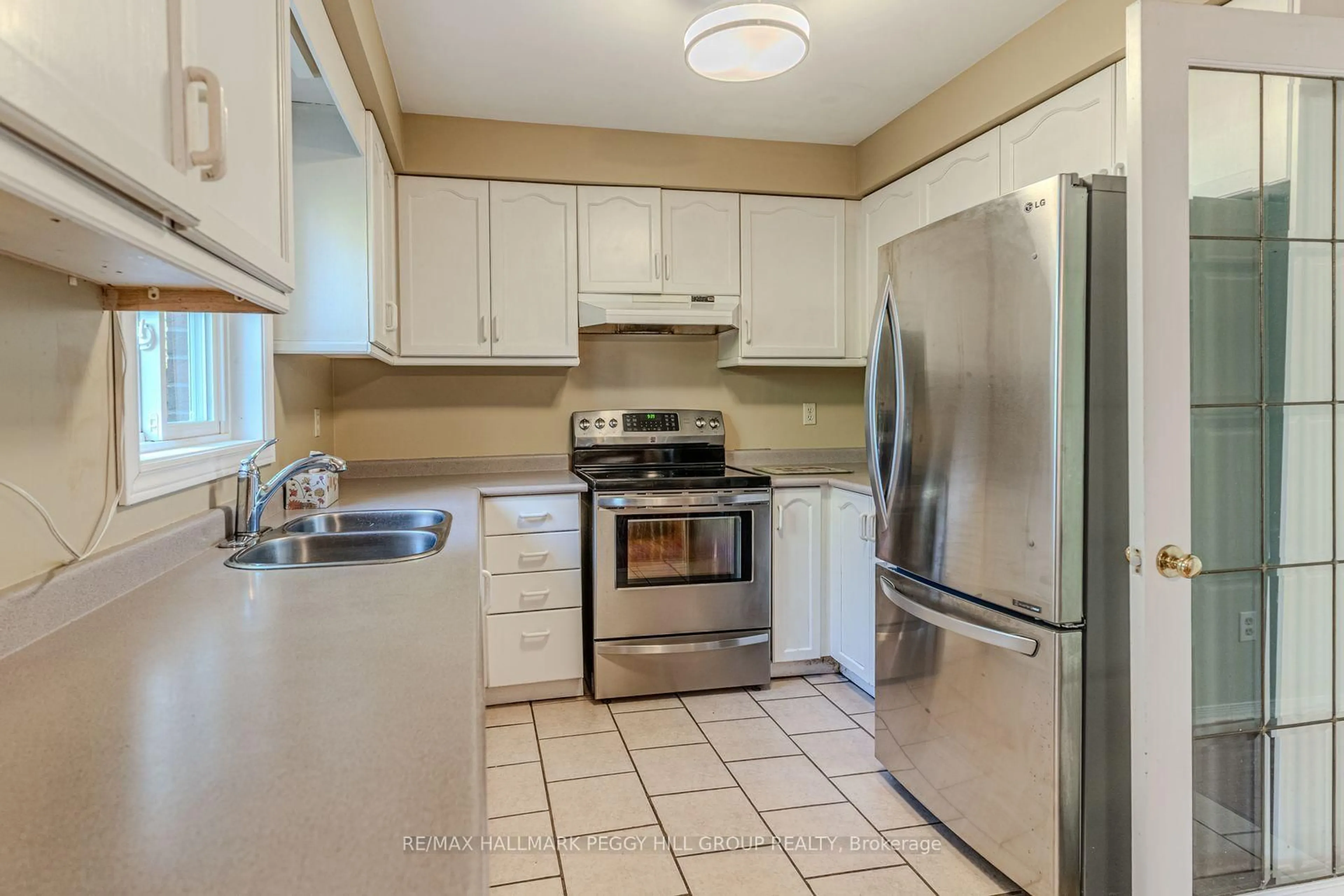 Standard kitchen, ceramic/tile floor for 58 McDougall Dr, Barrie Ontario L4N 7H6