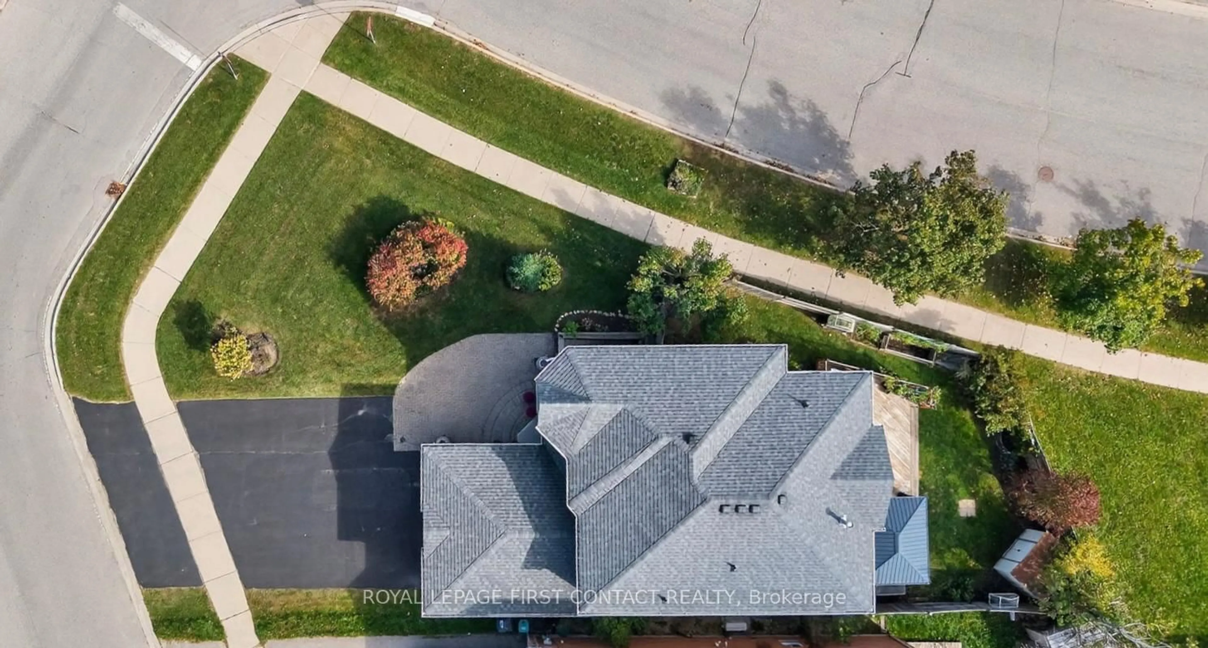 A pic from outside/outdoor area/front of a property/back of a property/a pic from drone, street for 122 Northview Cres, Barrie Ontario L4N 9T7
