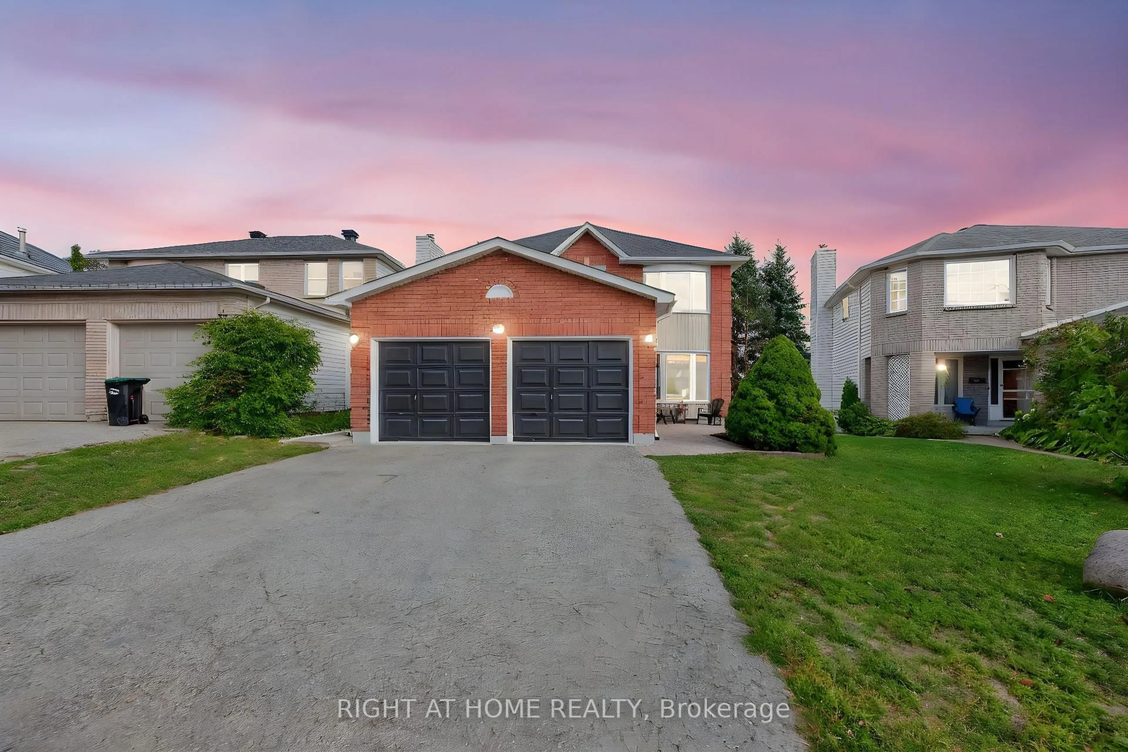 A pic from outside/outdoor area/front of a property/back of a property/a pic from drone, street for 13 Orwell Cres, Barrie Ontario L4N 6N3