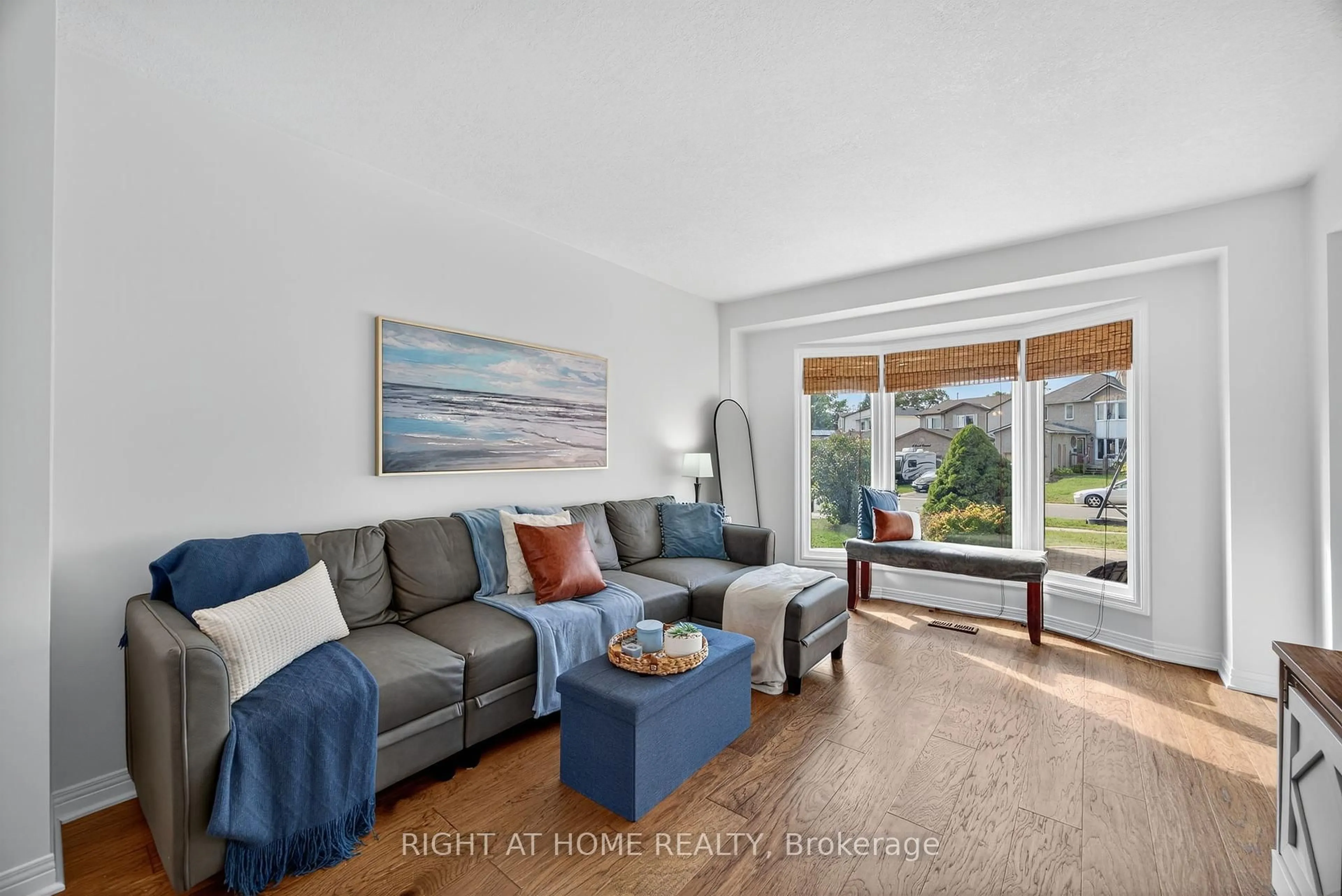 Living room with furniture, unknown for 13 Orwell Cres, Barrie Ontario L4N 6N3