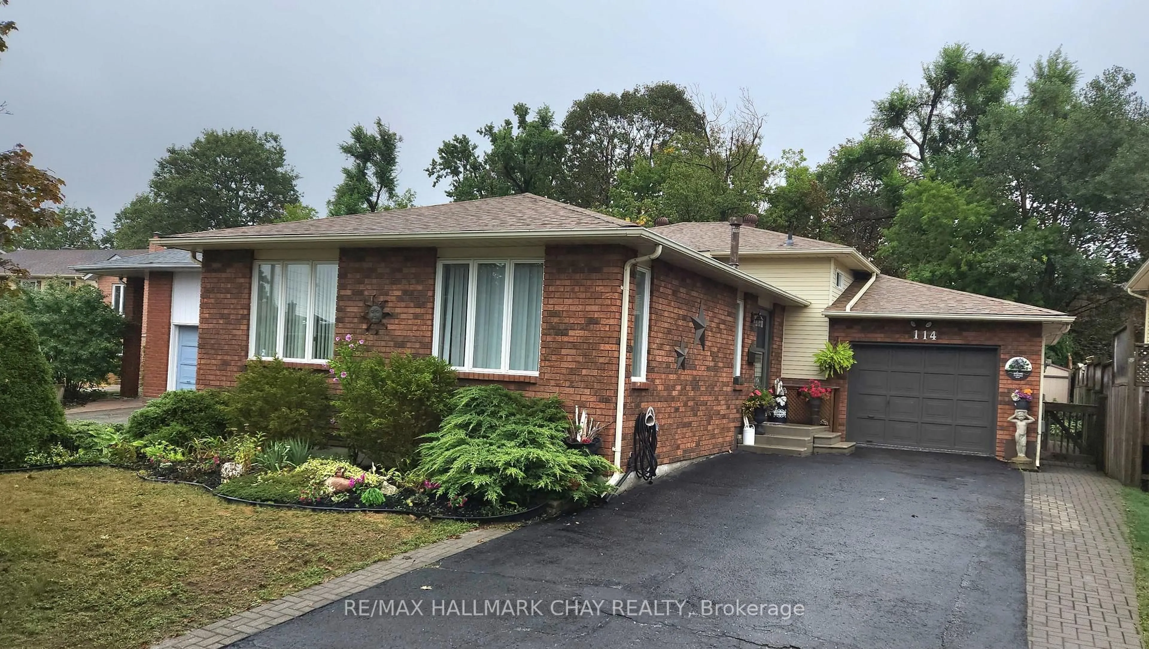 Home with brick exterior material, street for 114 Chieftain Cres, Barrie Ontario L4N 6J3
