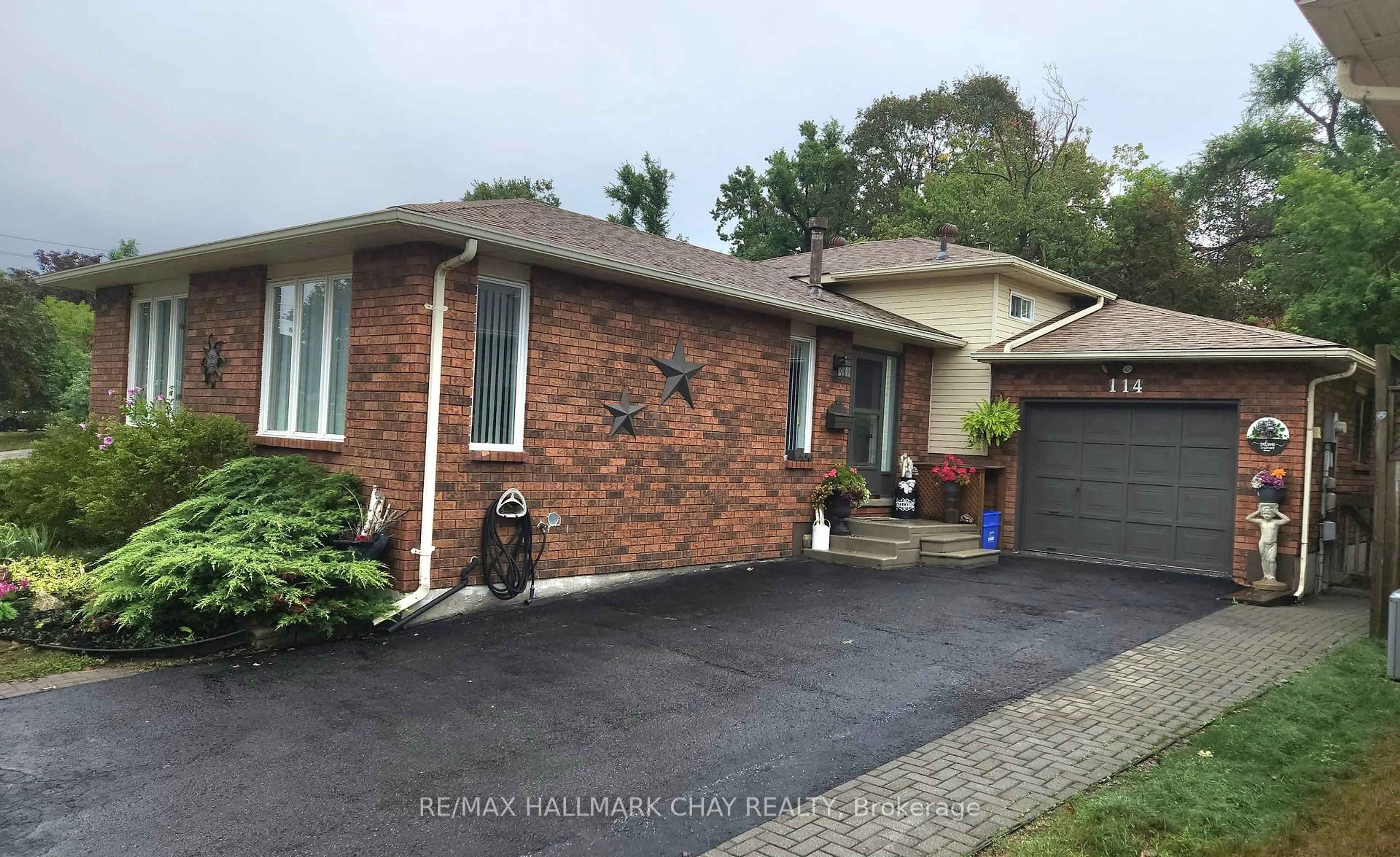Home with brick exterior material, street for 114 Chieftain Cres, Barrie Ontario L4N 6J3