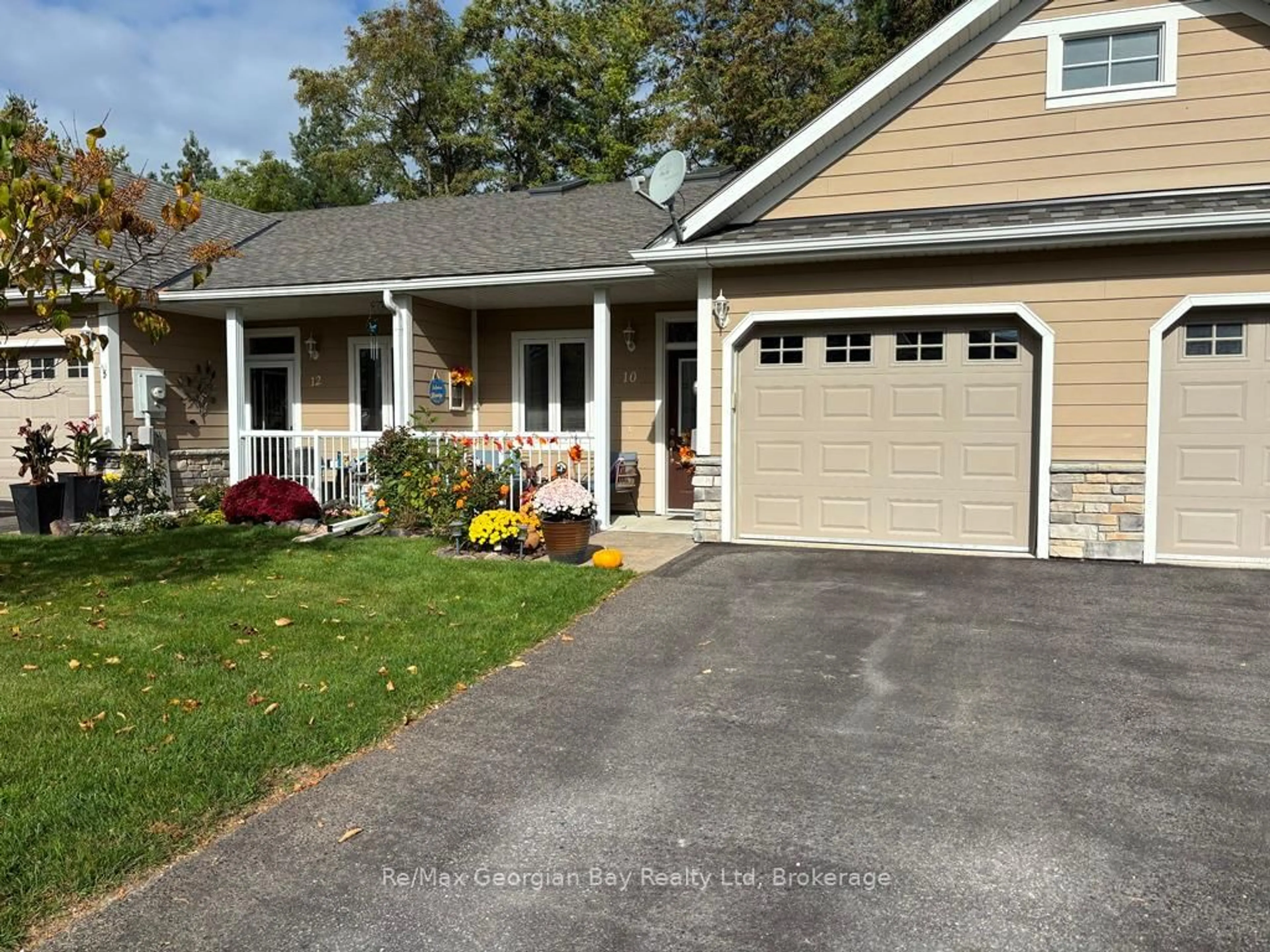 Home with vinyl exterior material, street for 10 MAPLE Crt, Severn Ontario L0K 1E0