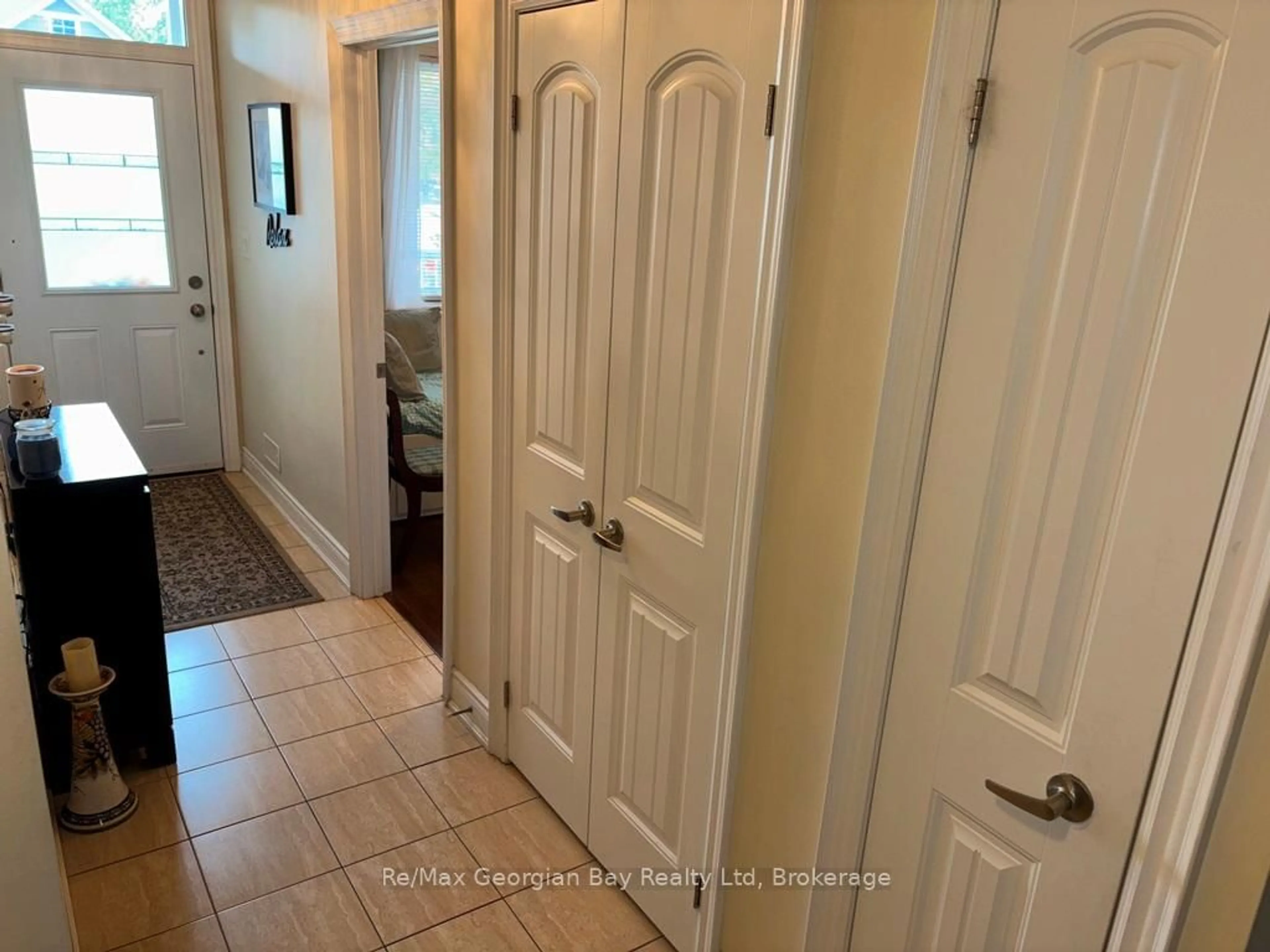 Indoor entryway for 10 MAPLE Crt, Severn Ontario L0K 1E0