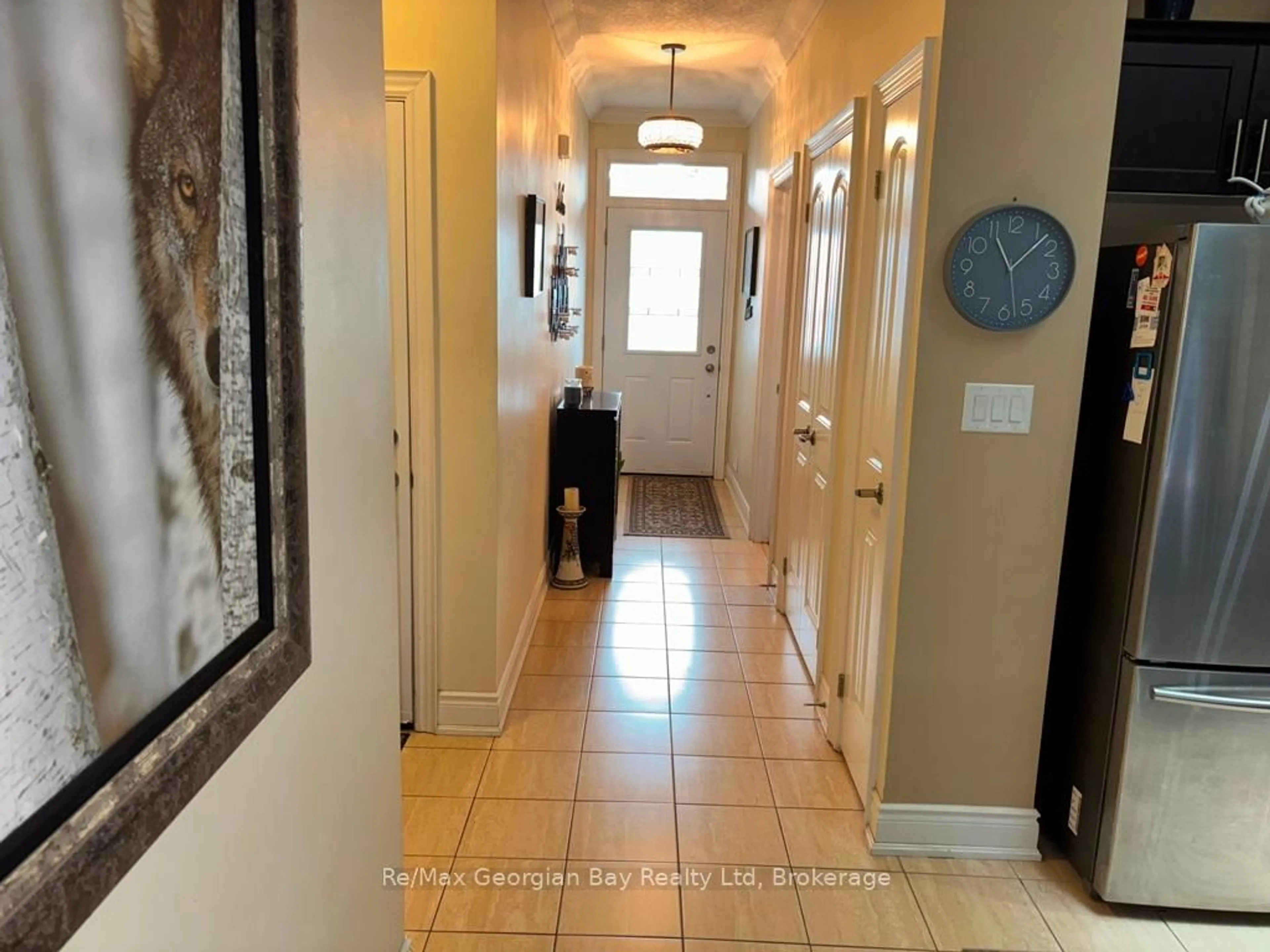 Indoor entryway for 10 MAPLE Crt, Severn Ontario L0K 1E0