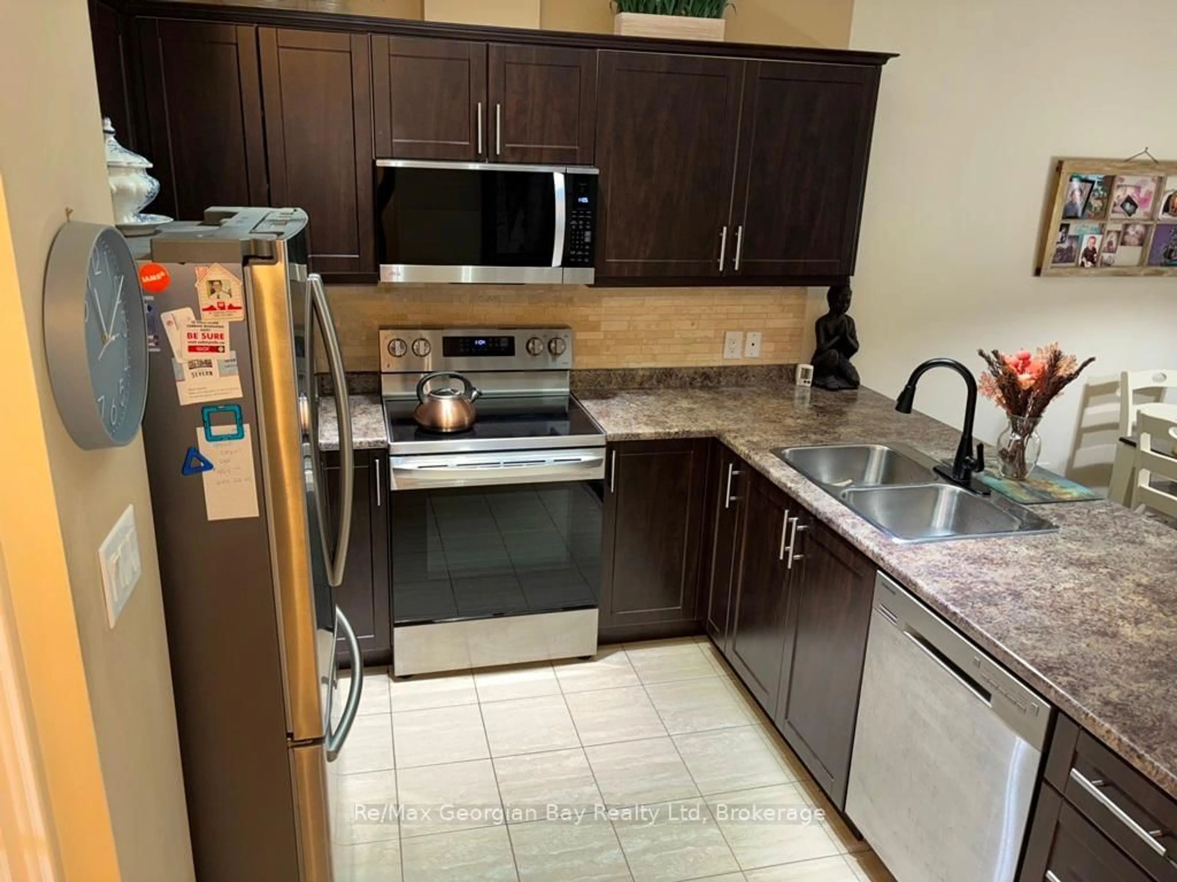 Standard kitchen, ceramic/tile floor for 10 MAPLE Crt, Severn Ontario L0K 1E0