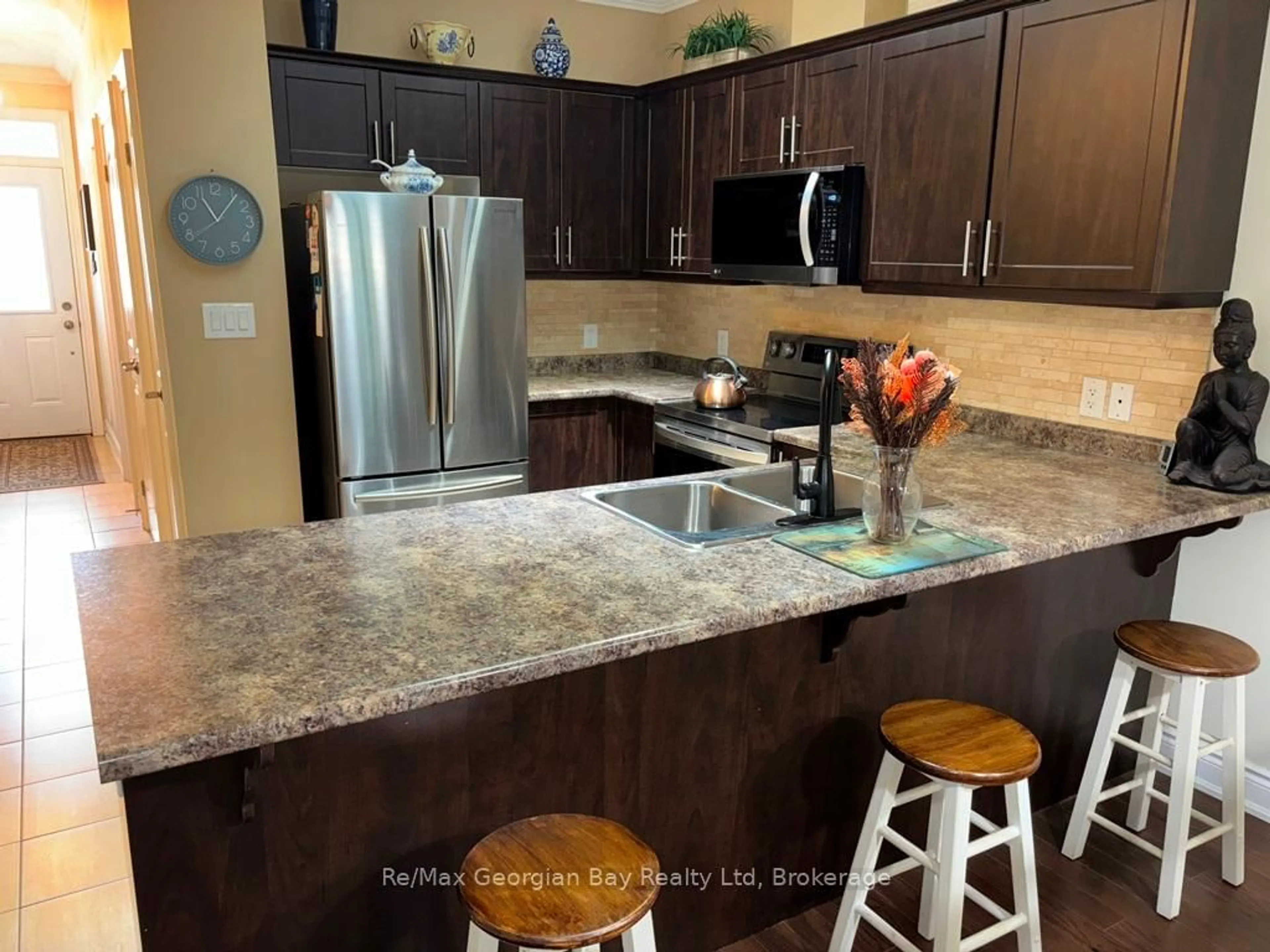 Open concept kitchen, ceramic/tile floor for 10 MAPLE Crt, Severn Ontario L0K 1E0