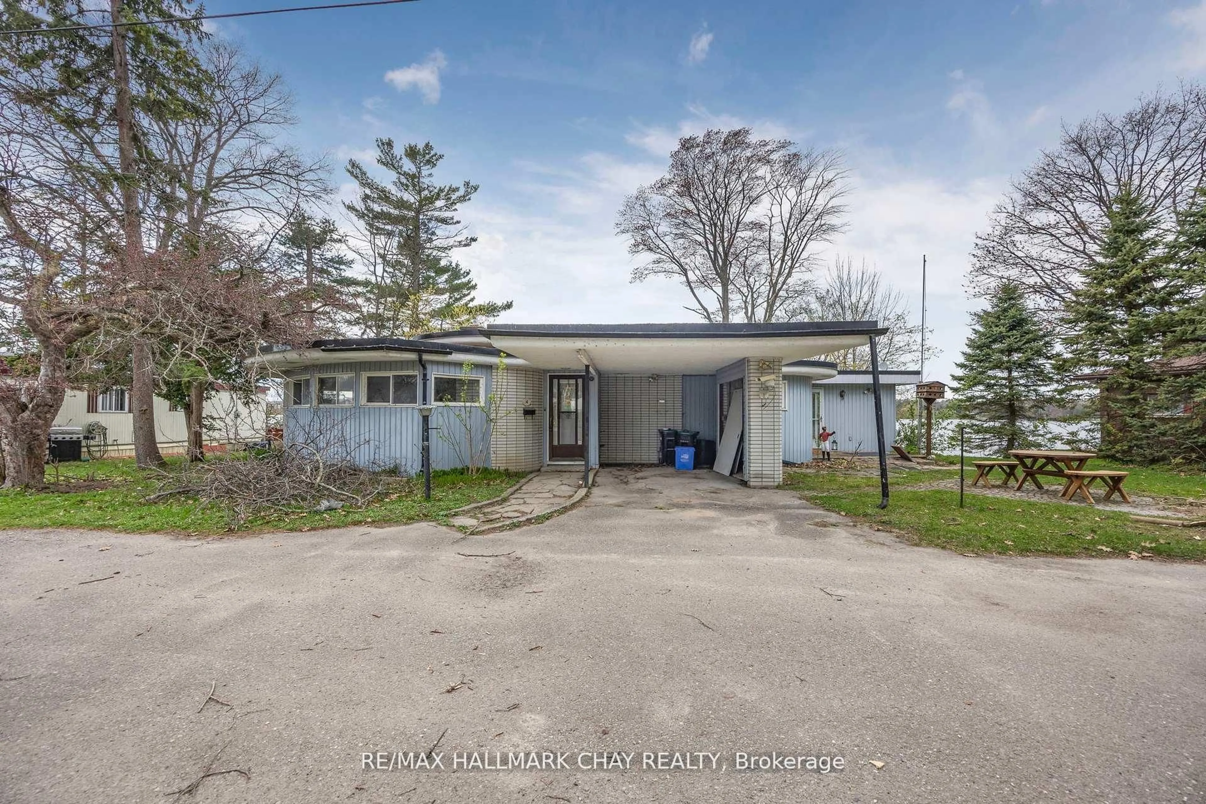 A pic from outside/outdoor area/front of a property/back of a property/a pic from drone, street for 4 Lakeshore Rd, Midland Ontario L4R 0B9