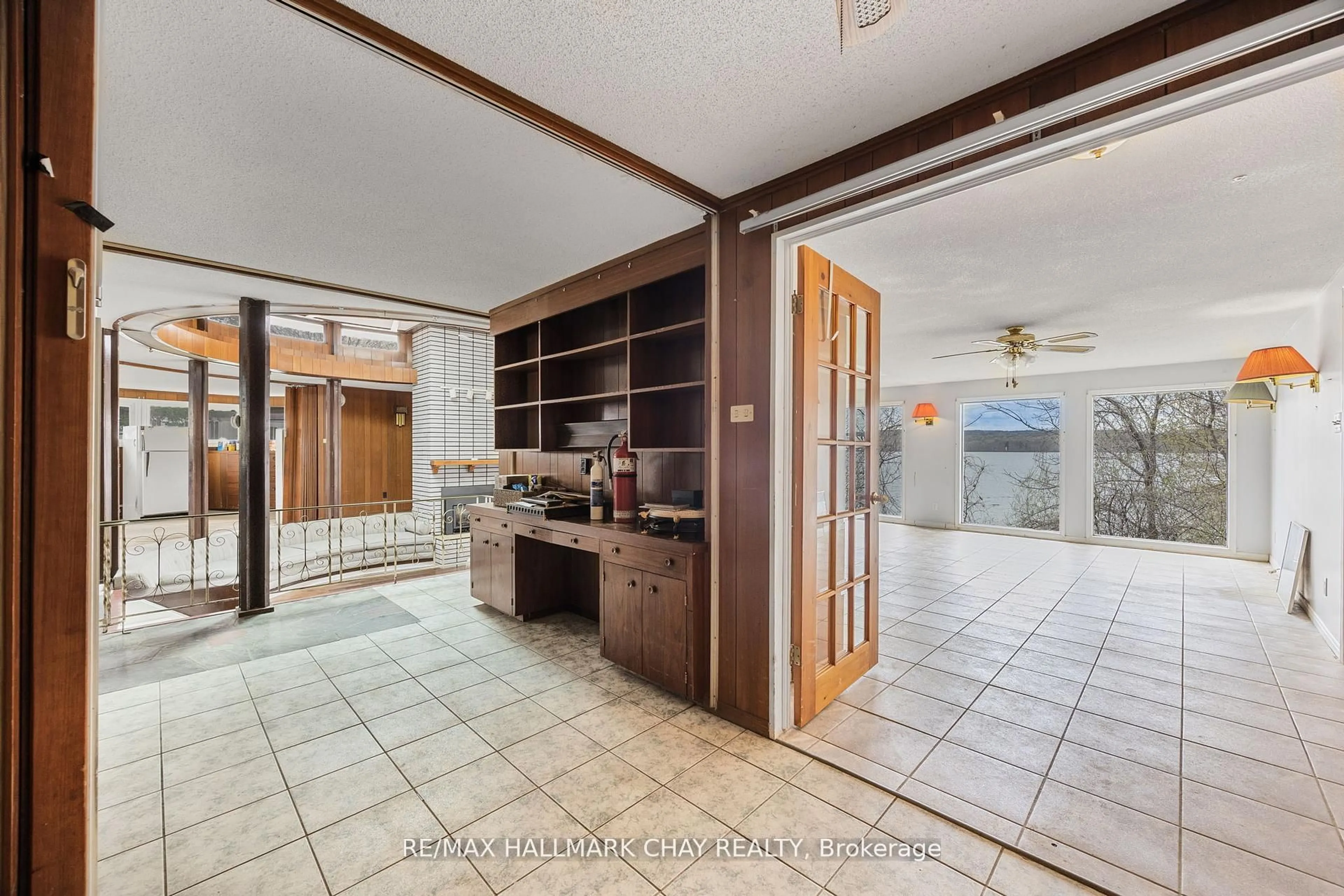 Indoor foyer for 4 Lakeshore Rd, Midland Ontario L4R 0B9
