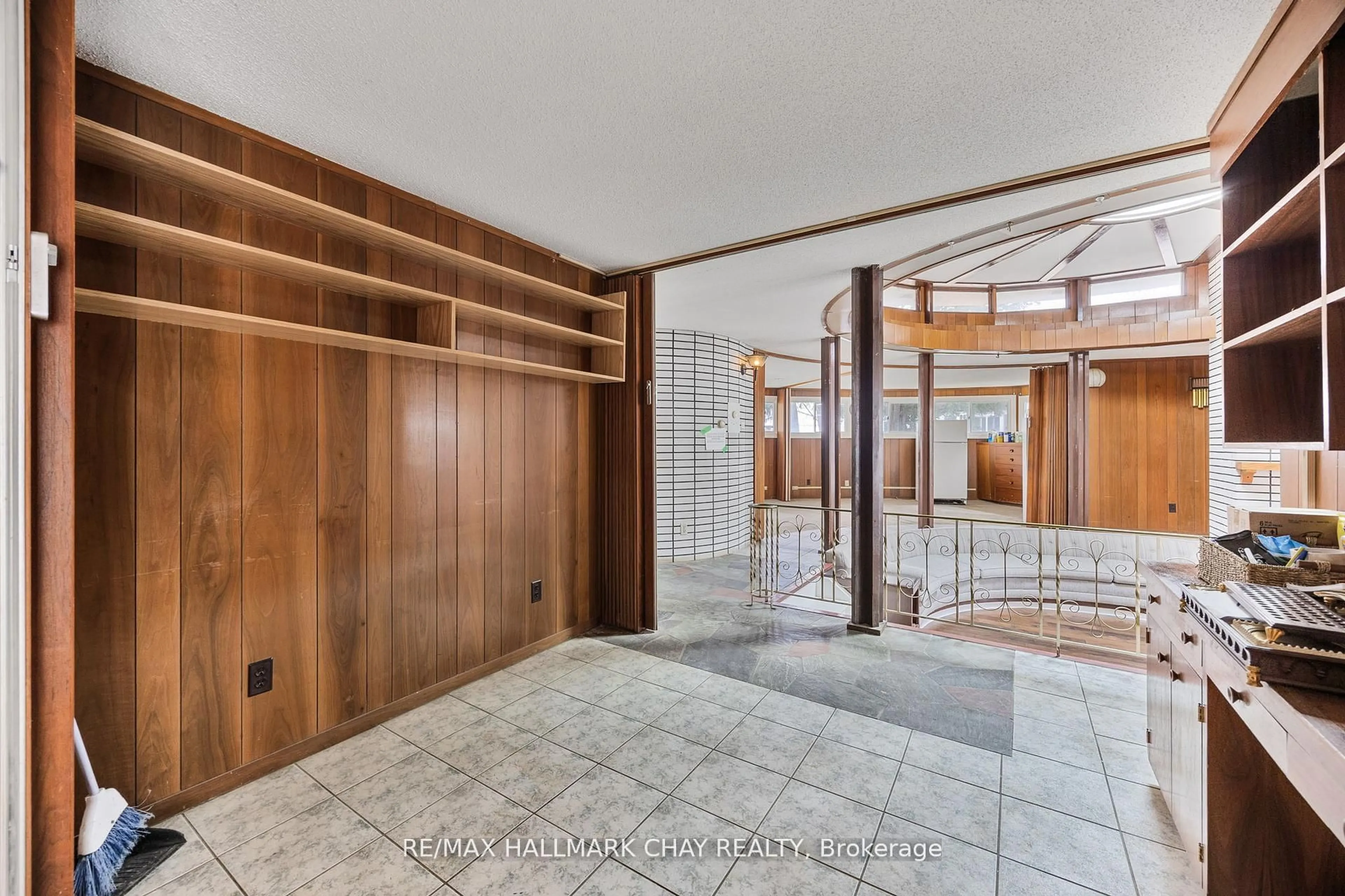 Indoor foyer for 4 Lakeshore Rd, Midland Ontario L4R 0B9