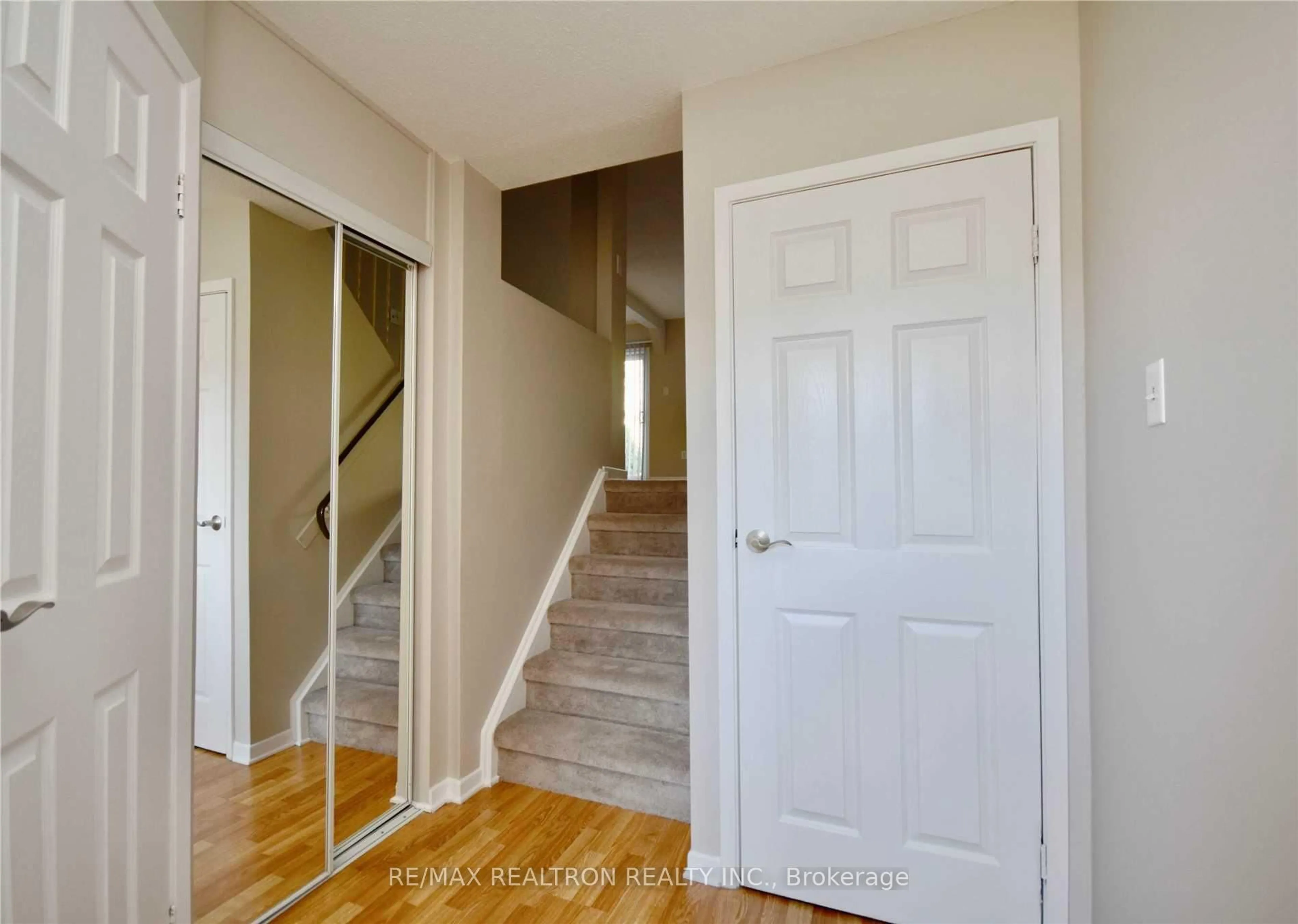 Indoor entryway for 12 Robin Crt, Barrie Ontario L4M 5M1