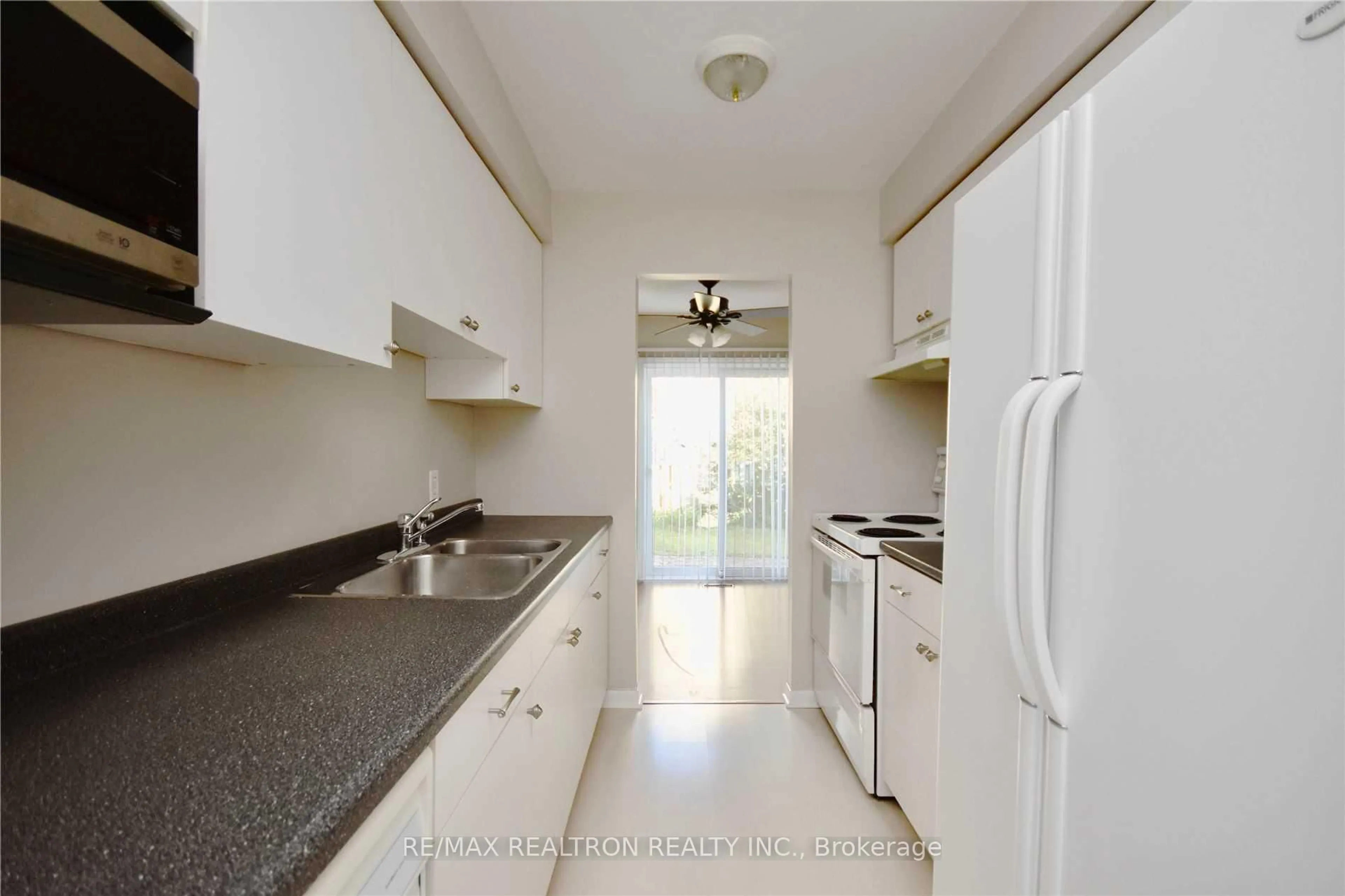 Standard kitchen, unknown for 12 Robin Crt, Barrie Ontario L4M 5M1