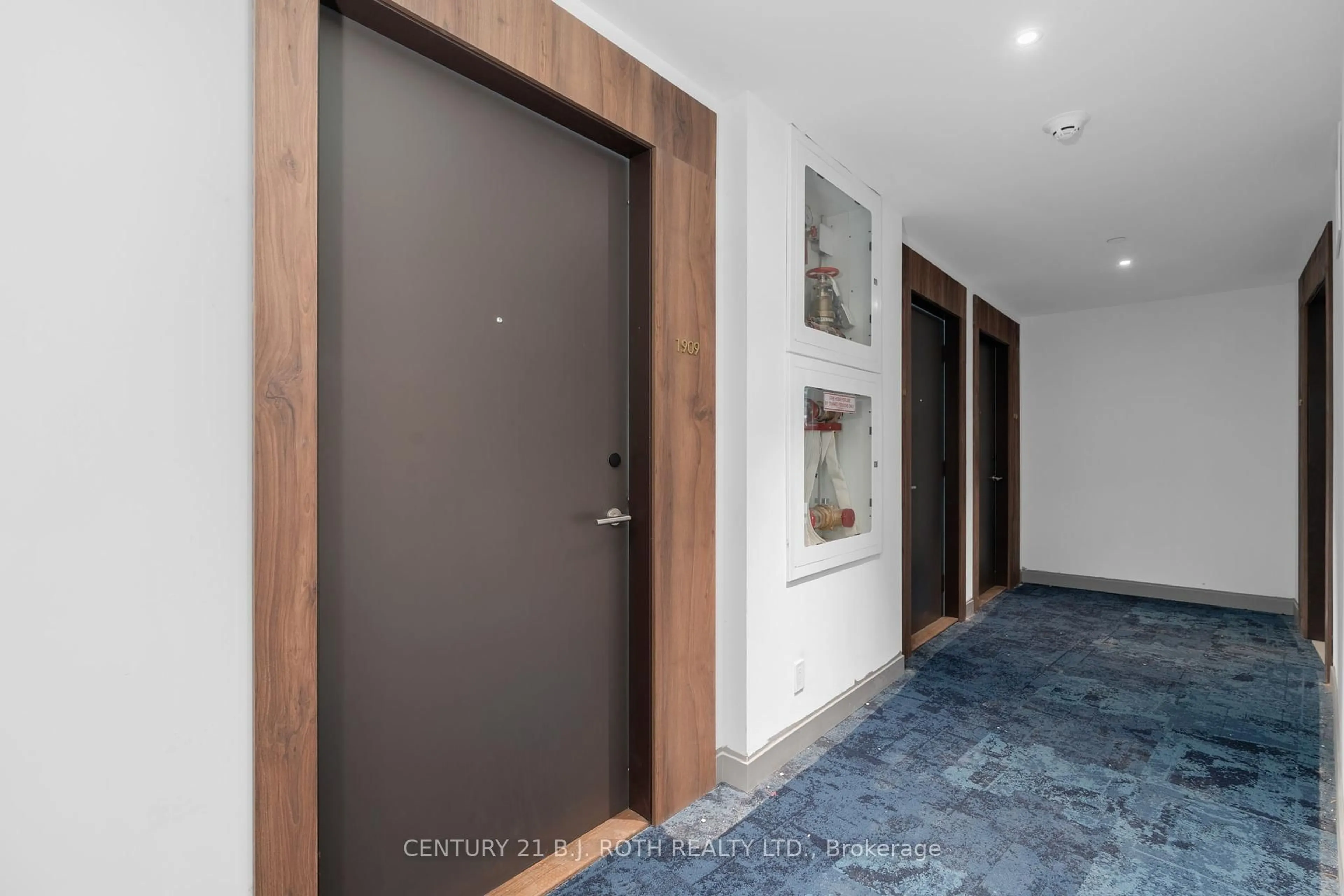 Indoor foyer for 39 Mary St #1909, Barrie Ontario L4N 1S9