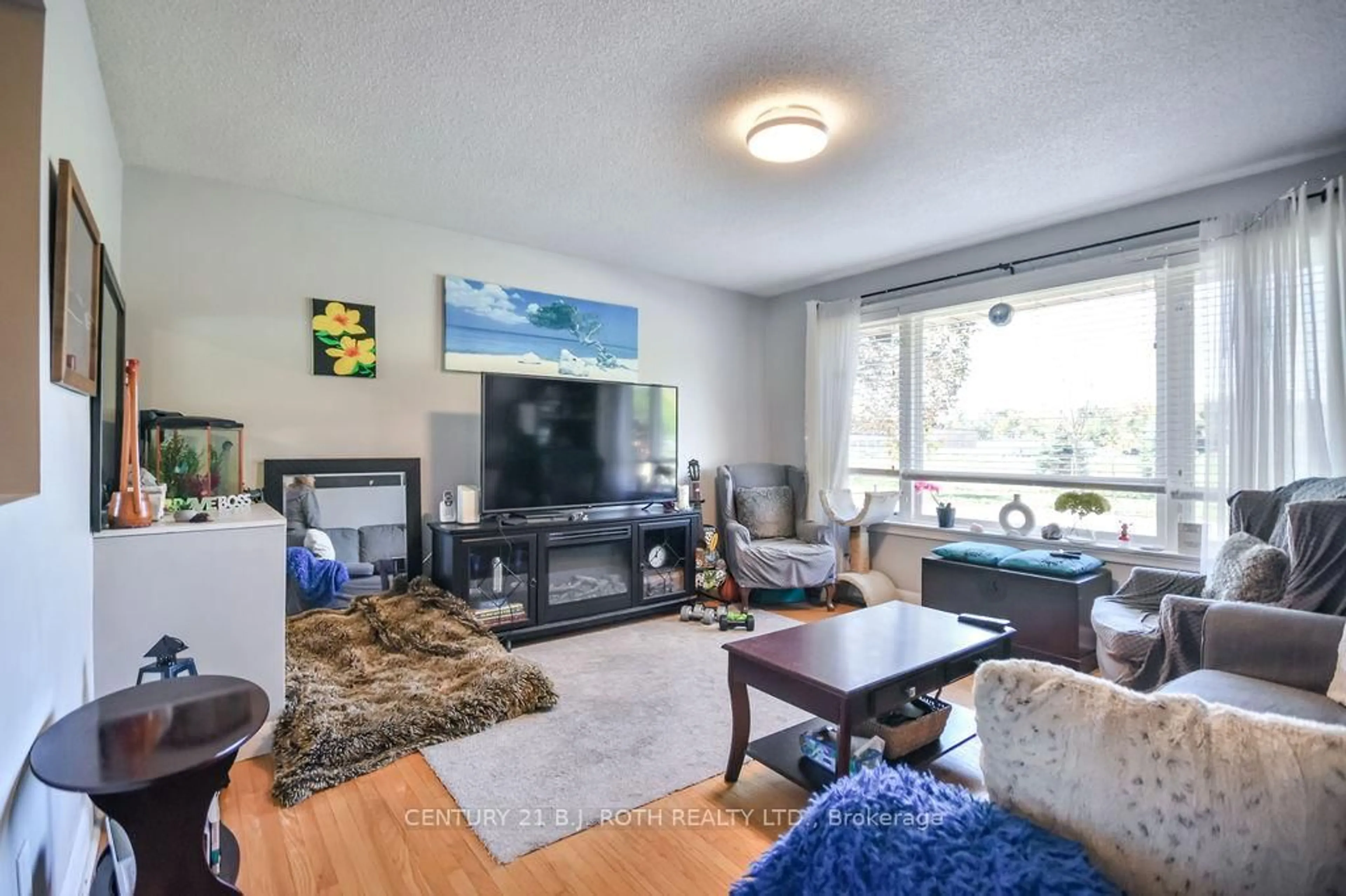 Living room with furniture, unknown for 63 Davidson St, Barrie Ontario L4M 3S2