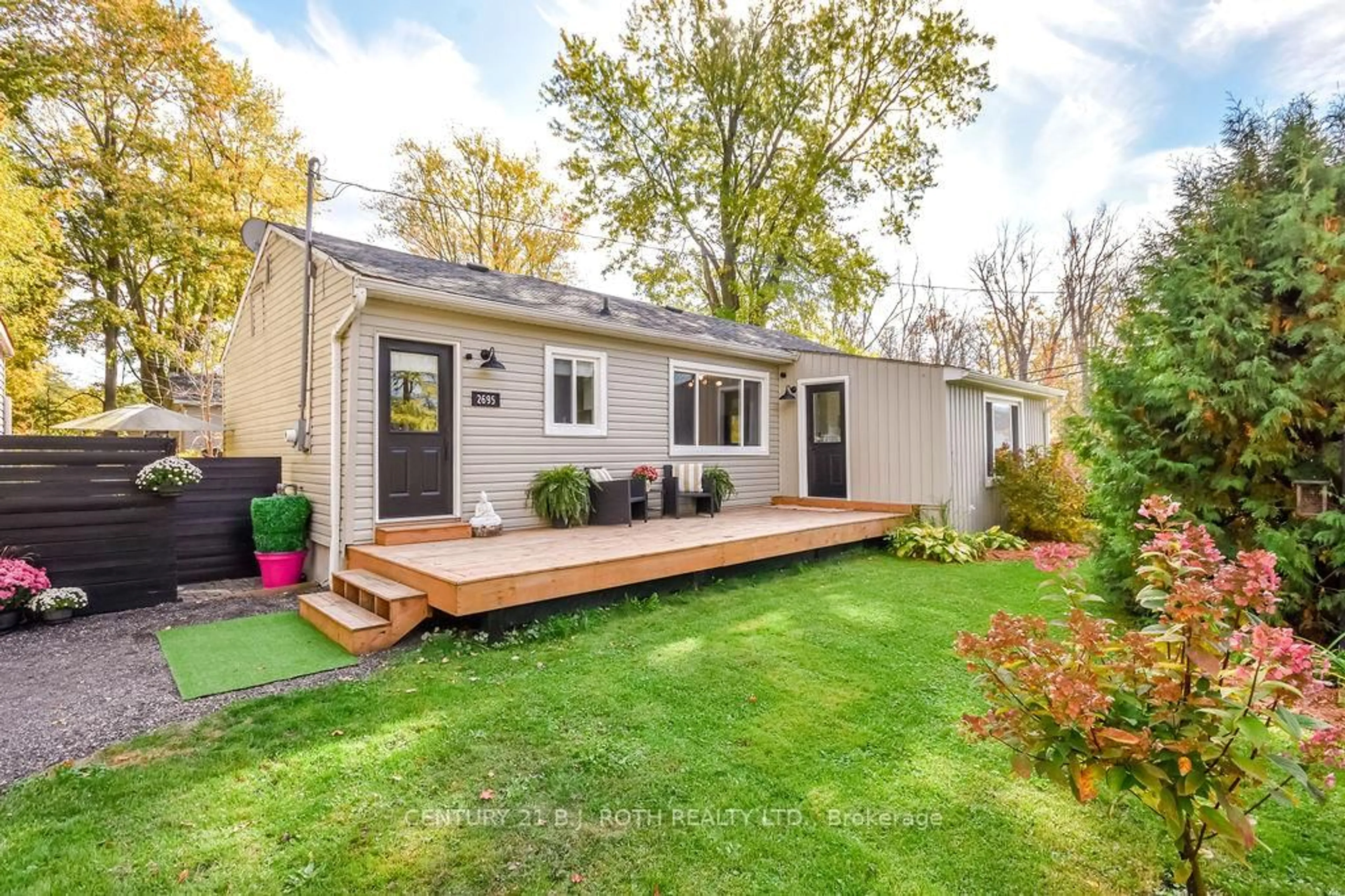 Home with vinyl exterior material, street for 2695 Cumberland Rd, Severn Ontario L0K 1G0