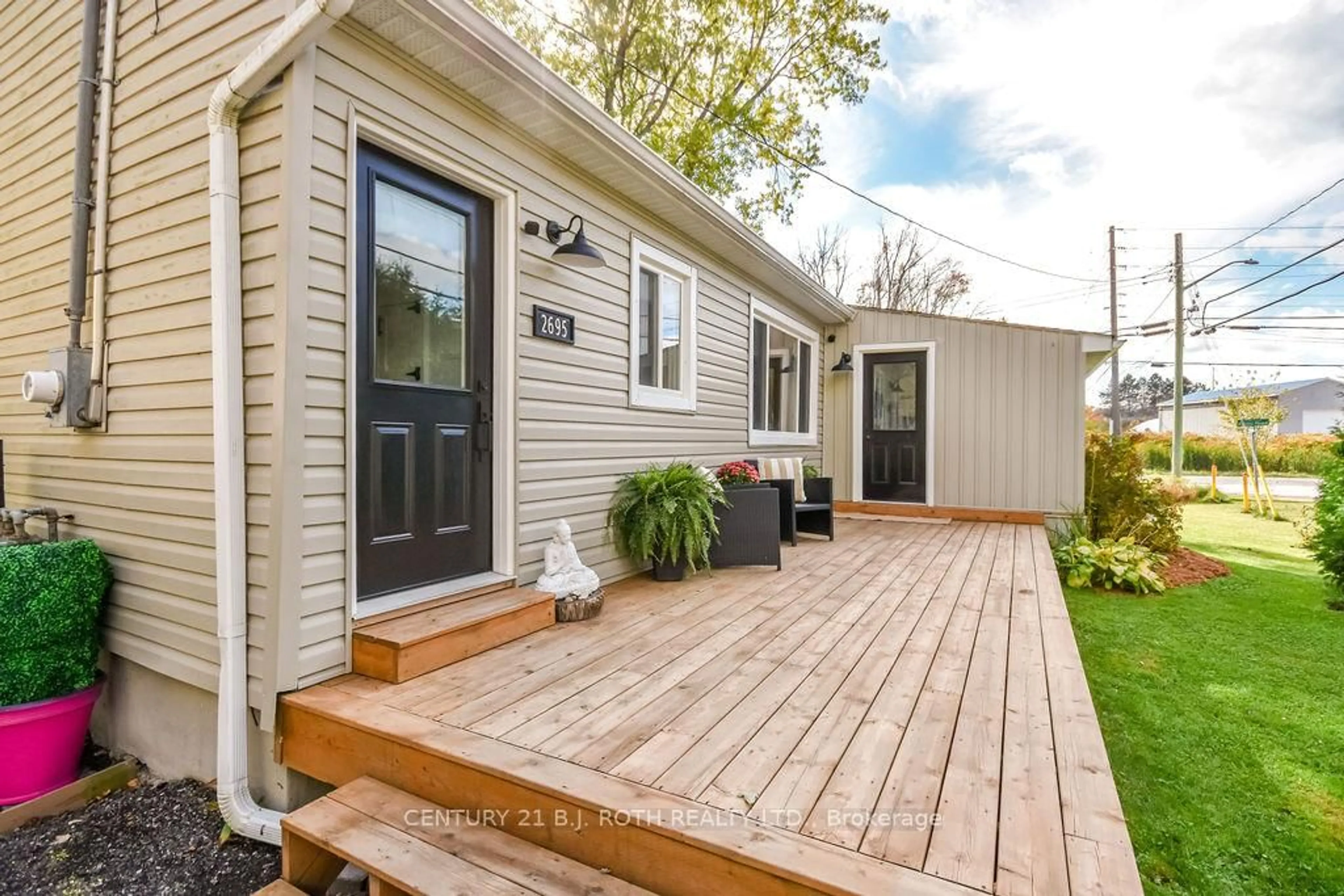 Home with vinyl exterior material, street for 2695 Cumberland Rd, Severn Ontario L0K 1G0
