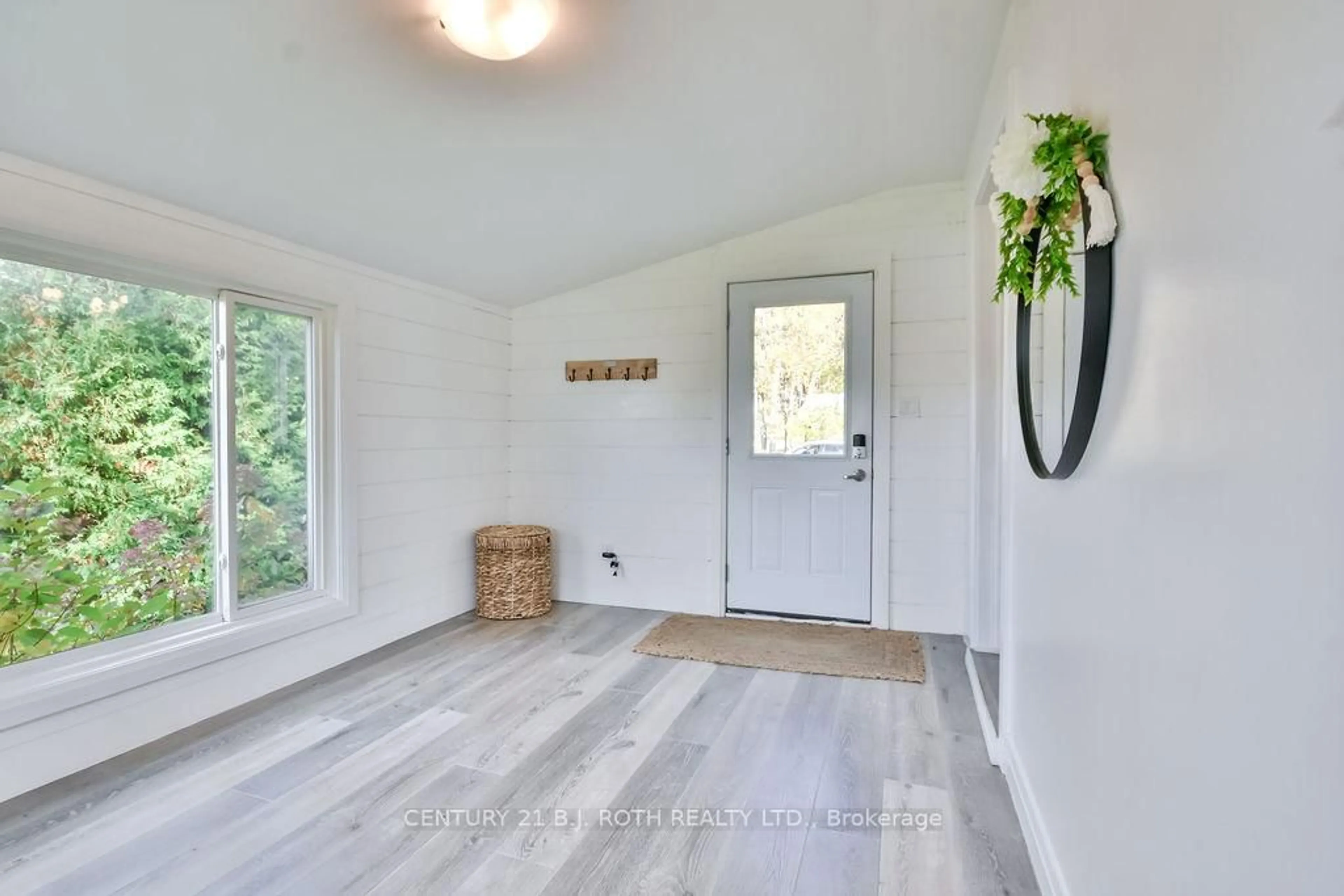 Indoor entryway for 2695 Cumberland Rd, Severn Ontario L0K 1G0