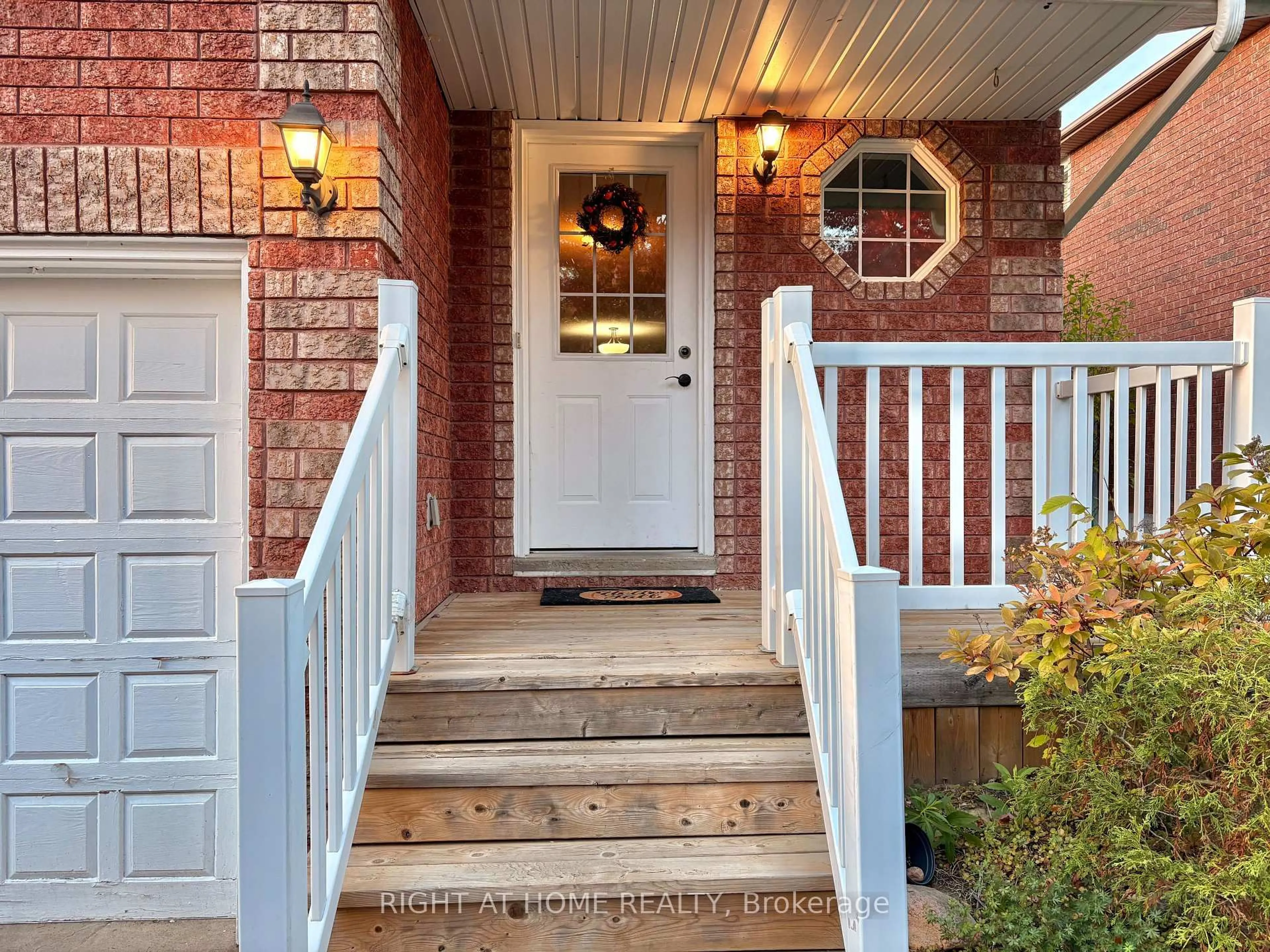 Indoor entryway for 181 Columbia Rd, Barrie Ontario L4N 8E2