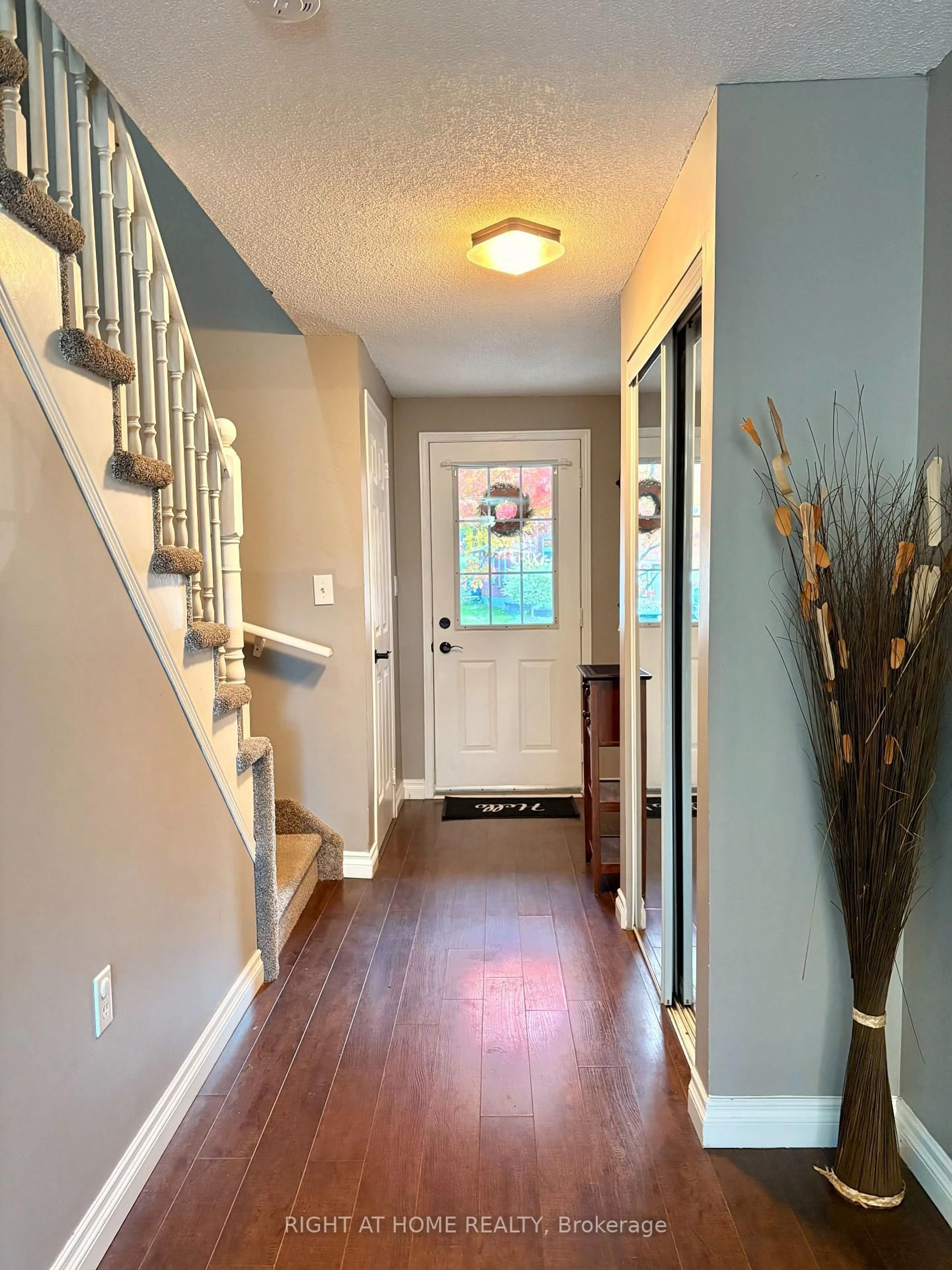 Indoor entryway for 181 Columbia Rd, Barrie Ontario L4N 8E2