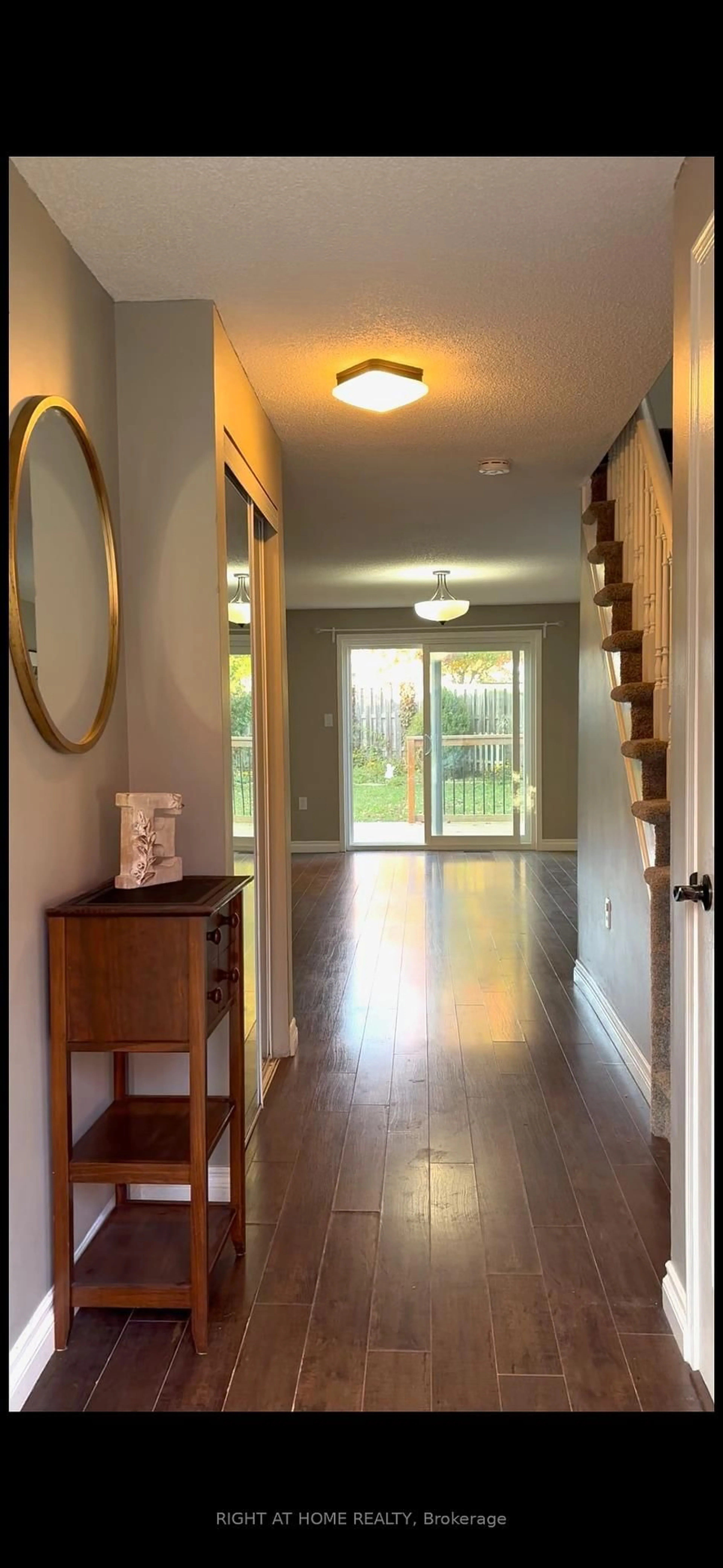 Indoor entryway for 181 Columbia Rd, Barrie Ontario L4N 8E2