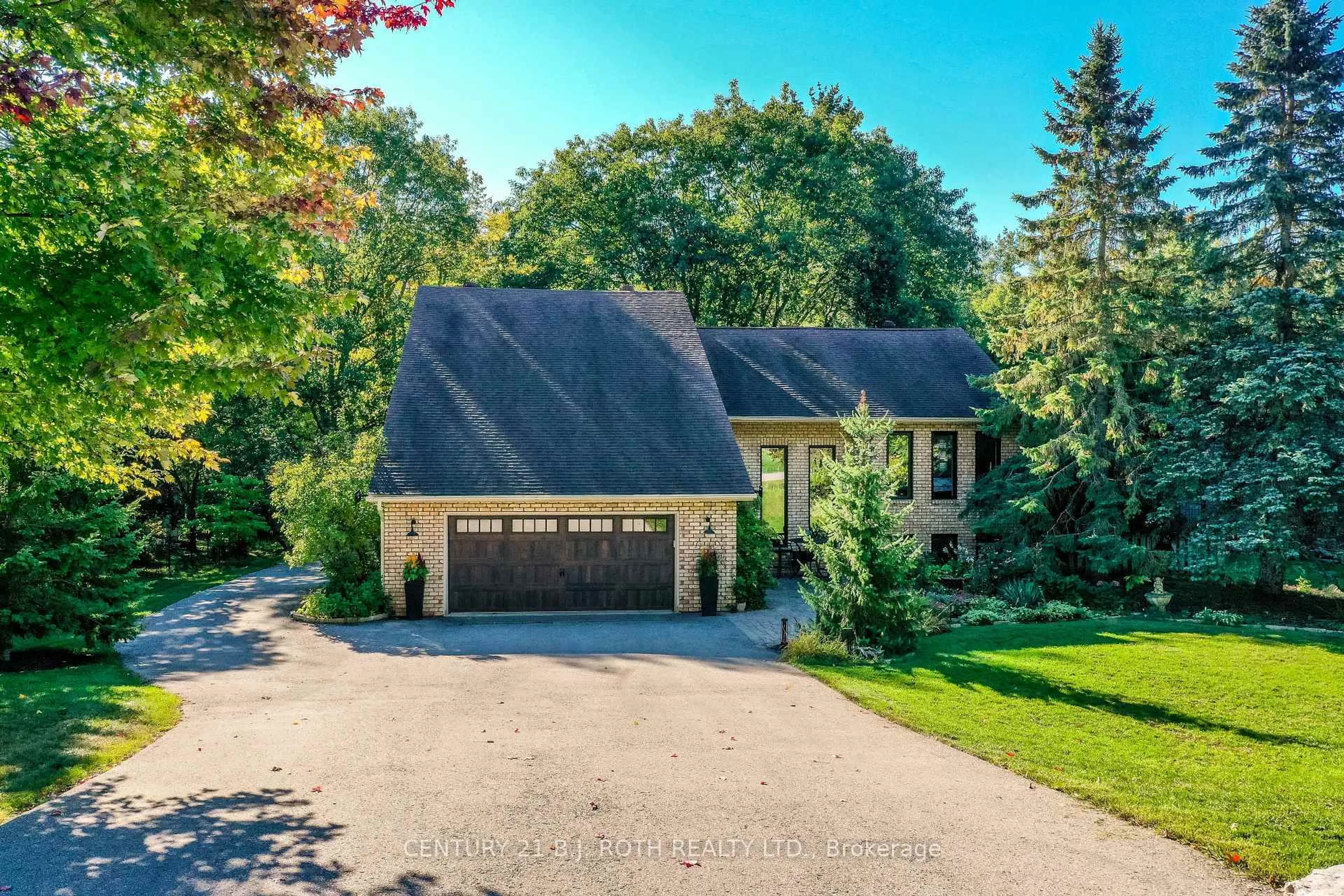 A pic from outside/outdoor area/front of a property/back of a property/a pic from drone, street for 39 Jodies Lane, Springwater Ontario L9X 0M4