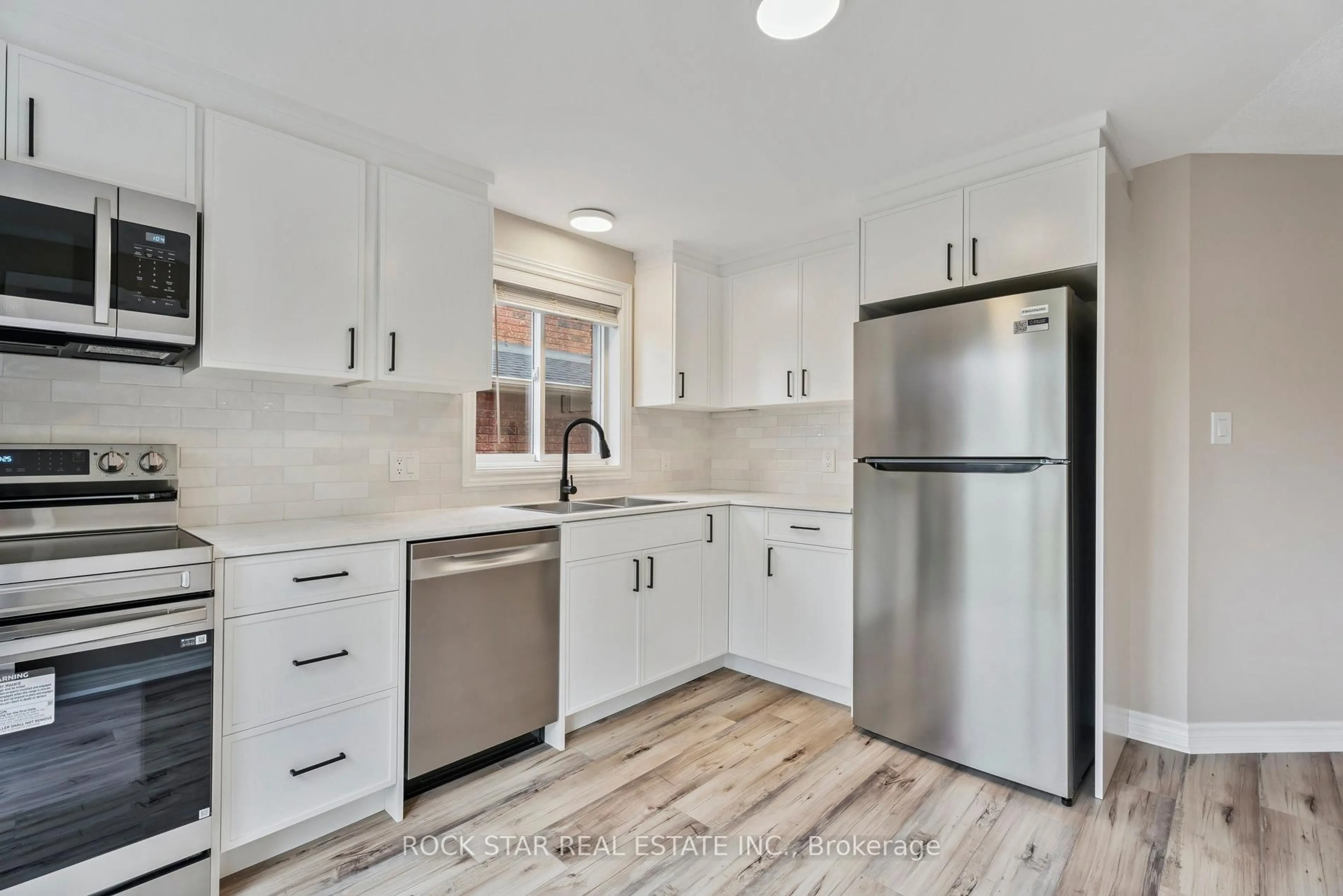 Open concept kitchen, ceramic/tile floor for 8 Ginger Dr, Barrie Ontario L4N 9Z2