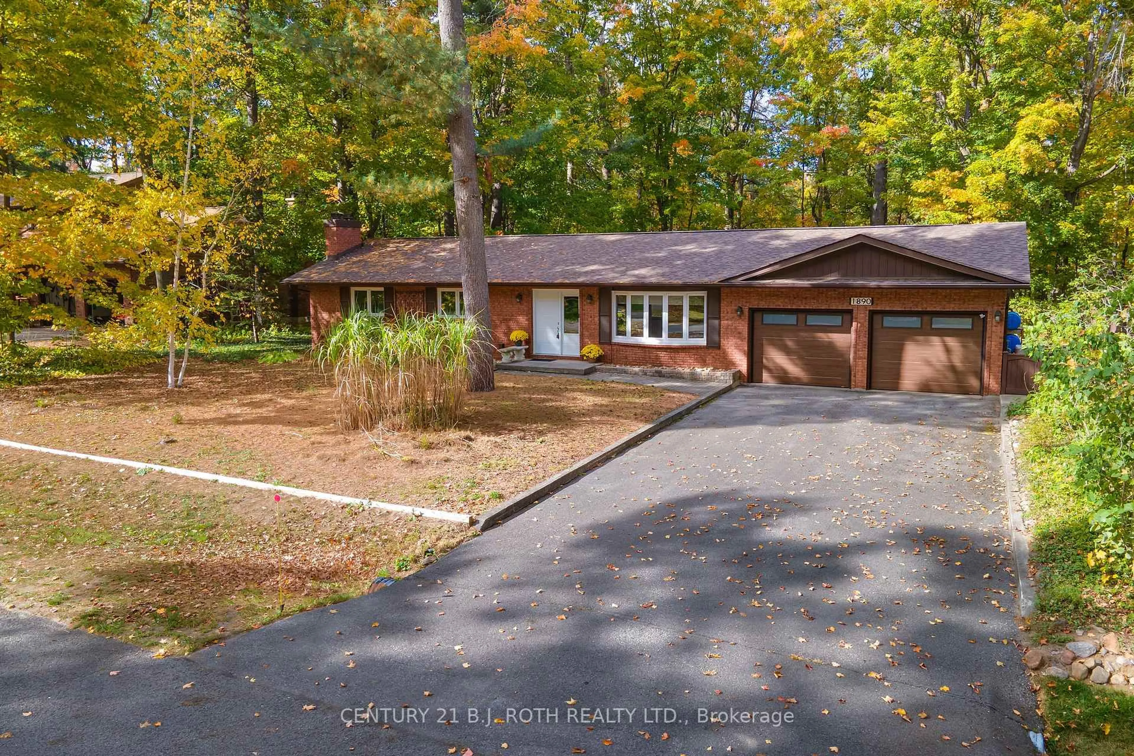 A pic from outside/outdoor area/front of a property/back of a property/a pic from drone, forest/trees view for 1890 Kensington Pl, Severn Ontario L3V 7J9