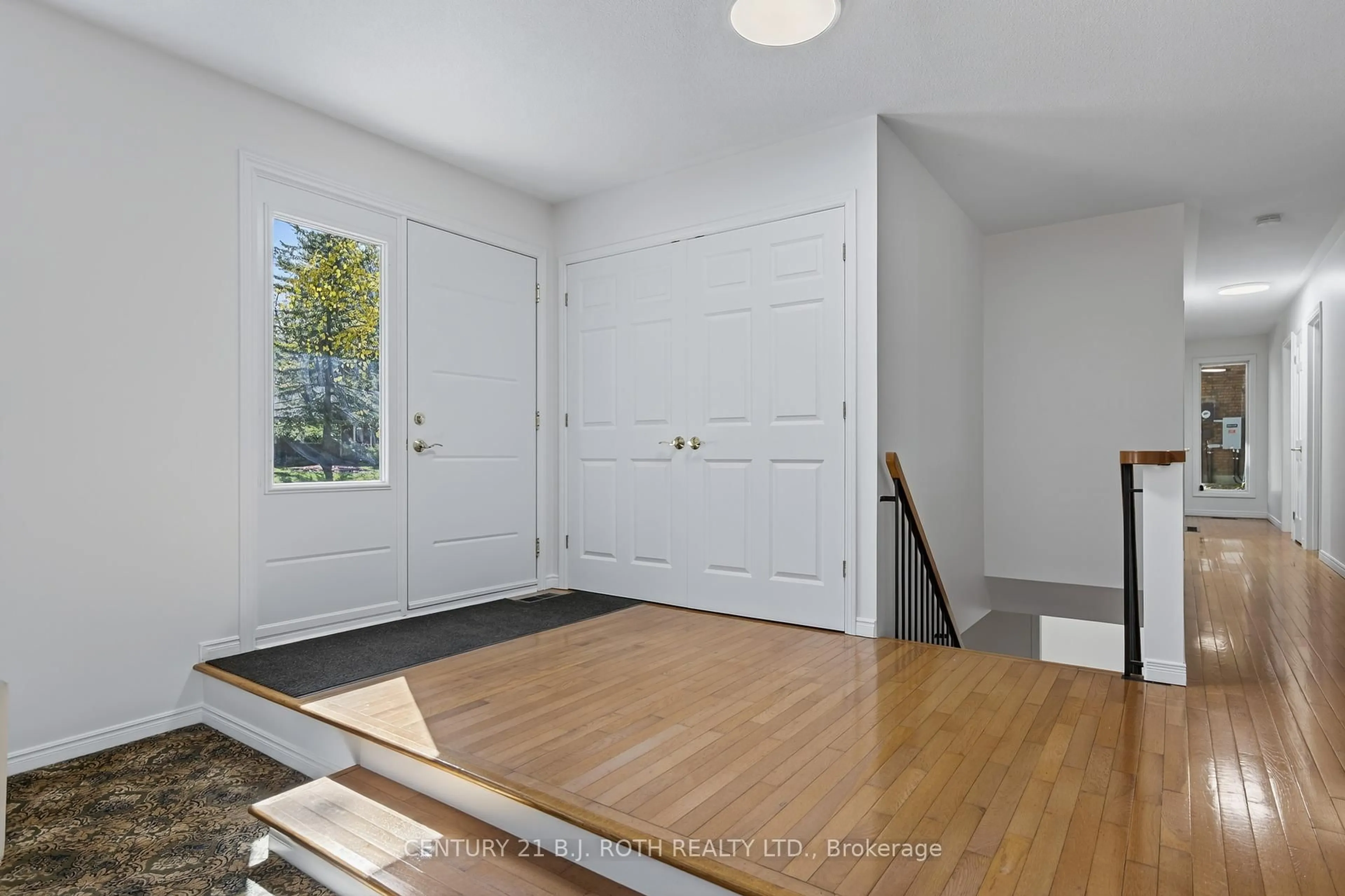 Indoor entryway for 1890 Kensington Pl, Severn Ontario L3V 7J9