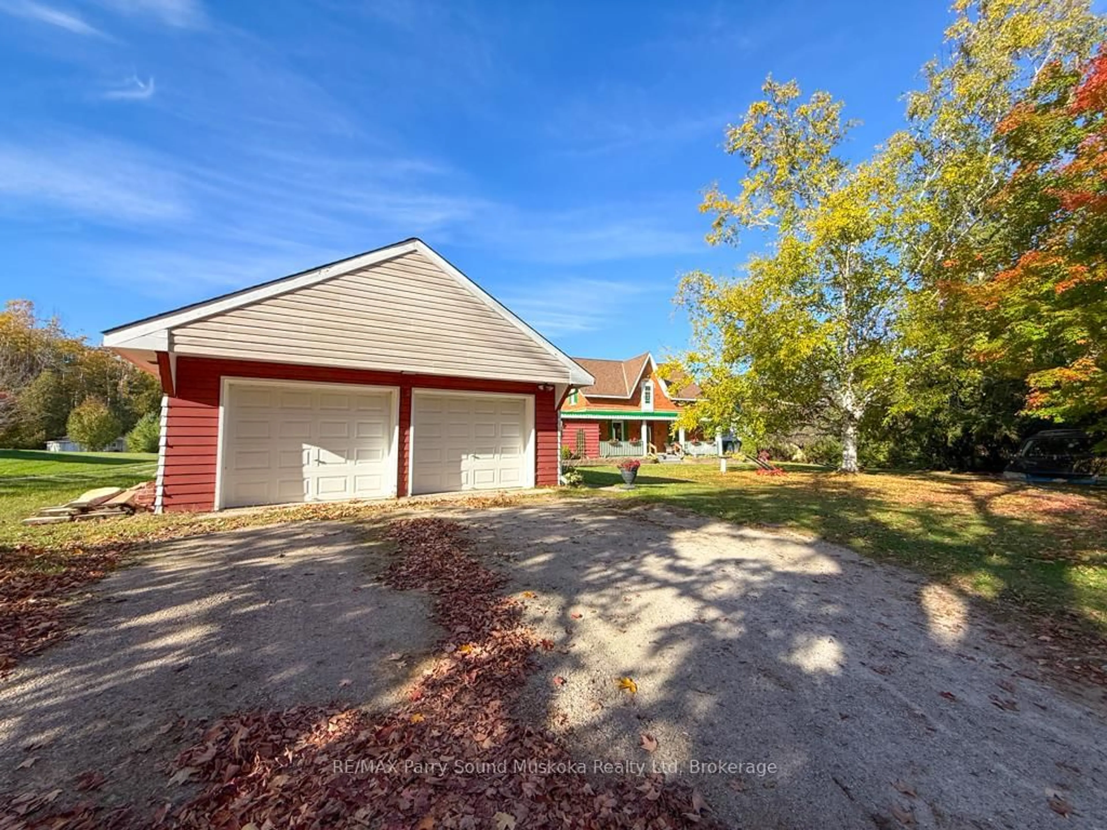 A pic from outside/outdoor area/front of a property/back of a property/a pic from drone, street for 1862 Division Rd, Severn Ontario L3V 6H2
