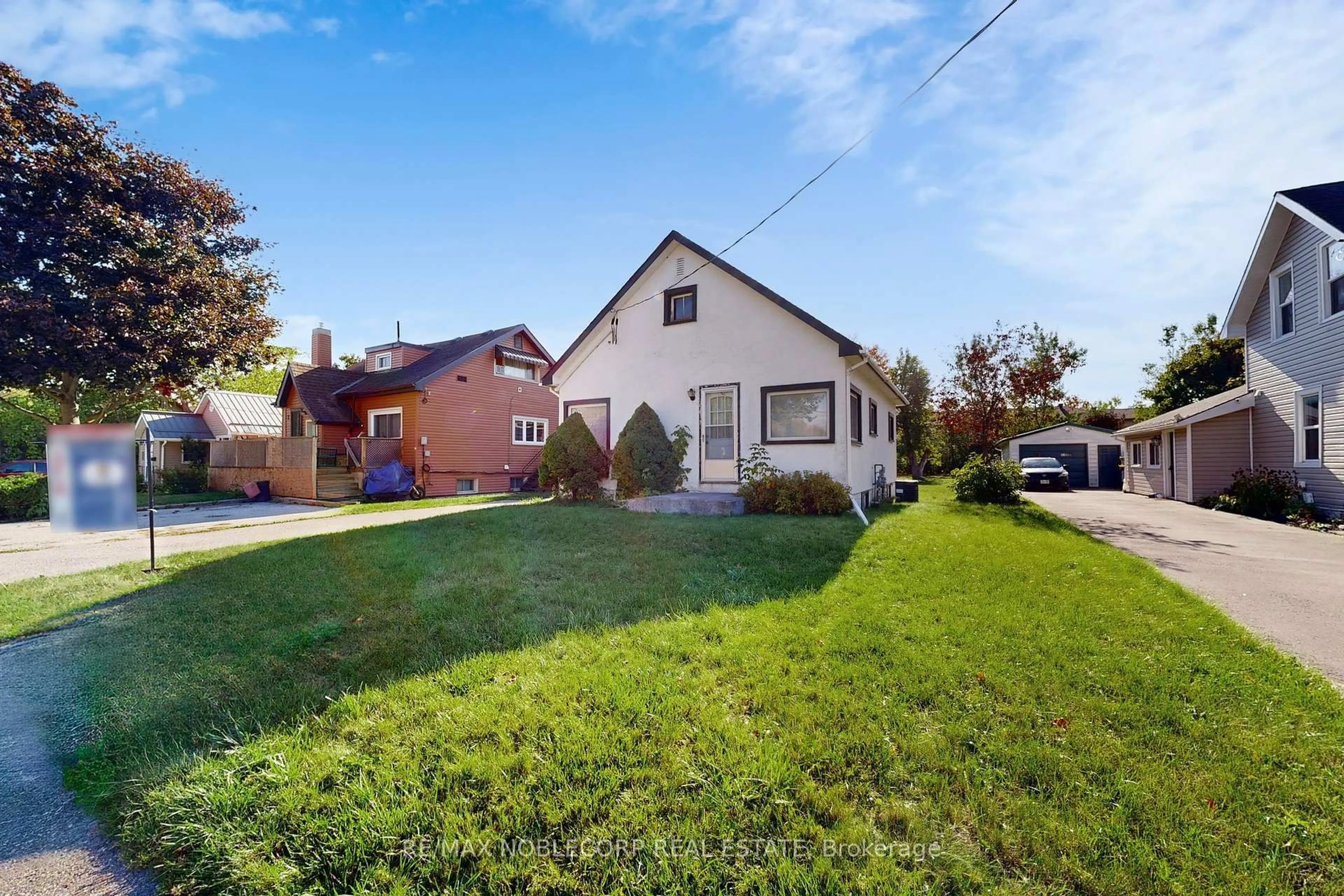 A pic from outside/outdoor area/front of a property/back of a property/a pic from drone, street for 51 Simcoe St, Orillia Ontario L3V 1G5