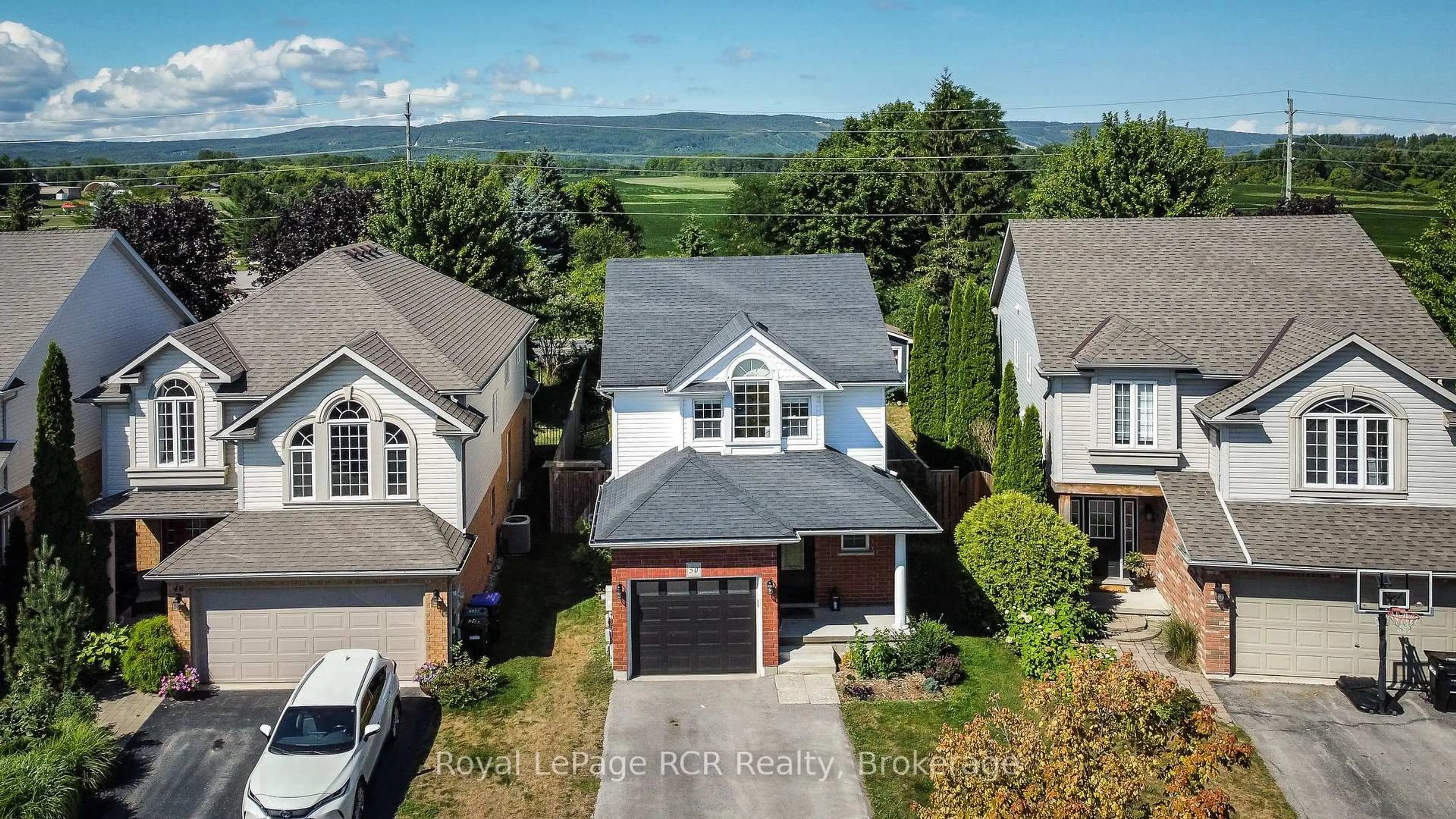 A pic from outside/outdoor area/front of a property/back of a property/a pic from drone, unknown for 50 Highlands Cres, Collingwood Ontario L9Y 5H3