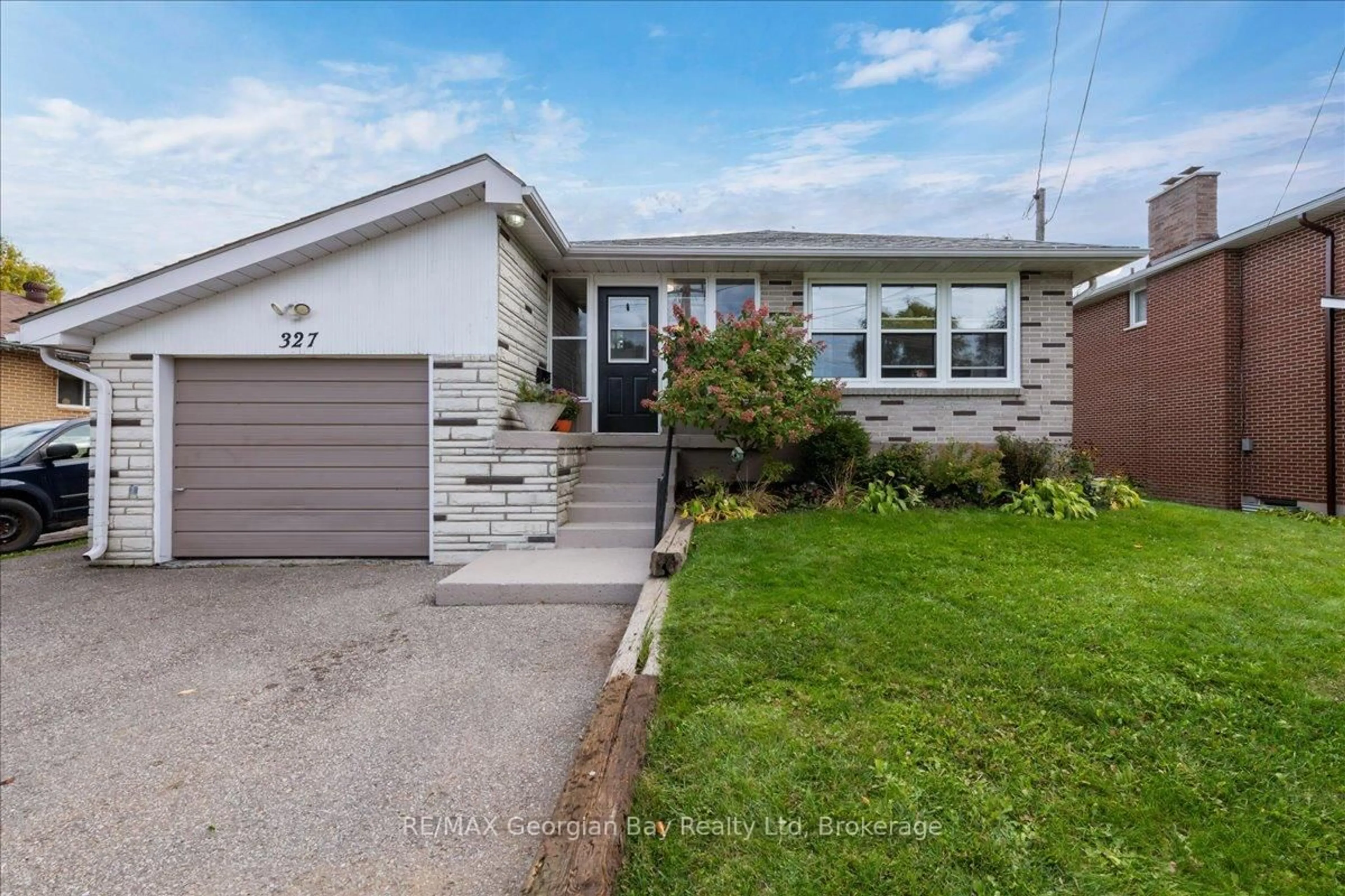 Unknown for 327 Scott St, Midland Ontario L4R 2M9