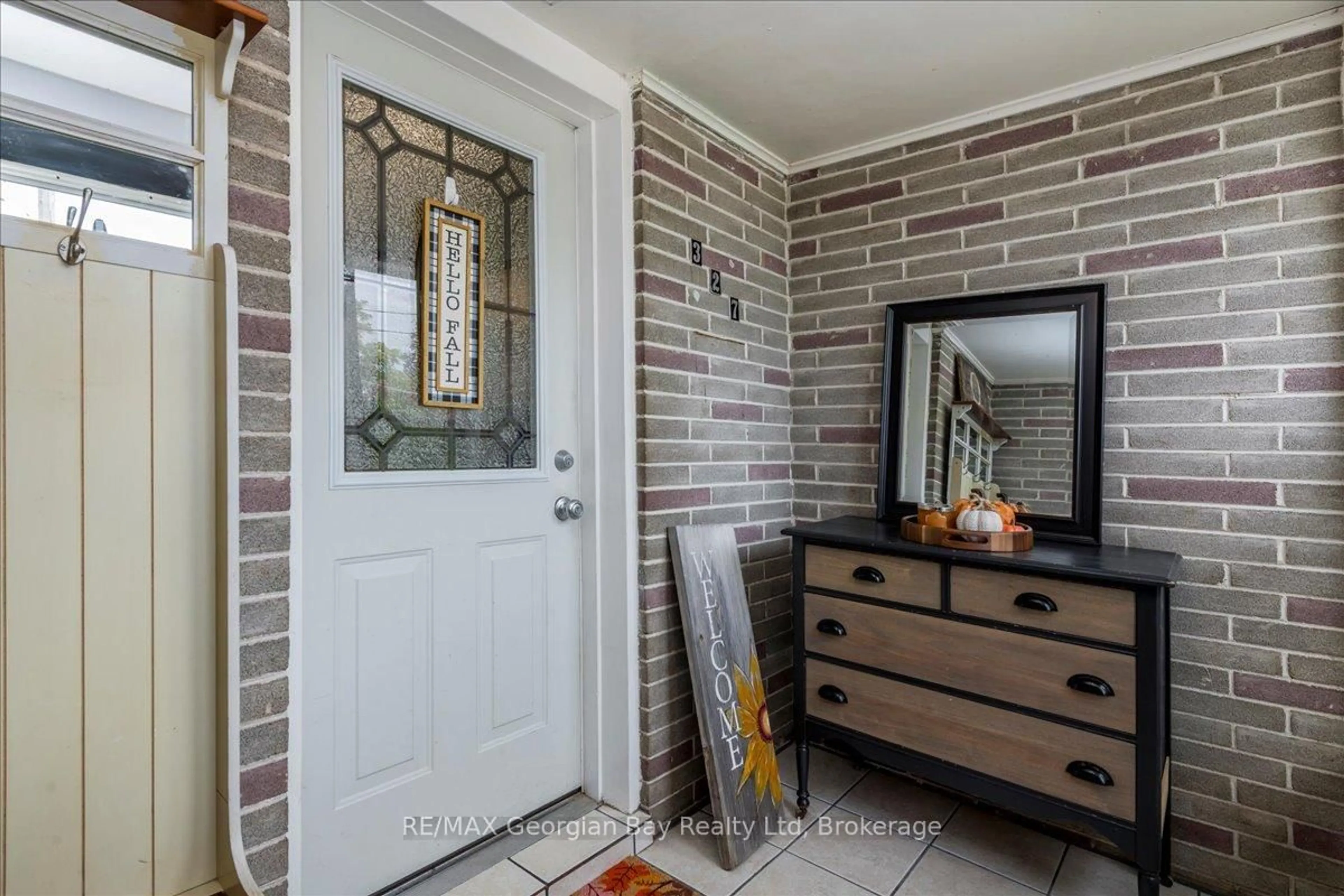 Indoor entryway for 327 Scott St, Midland Ontario L4R 2M9
