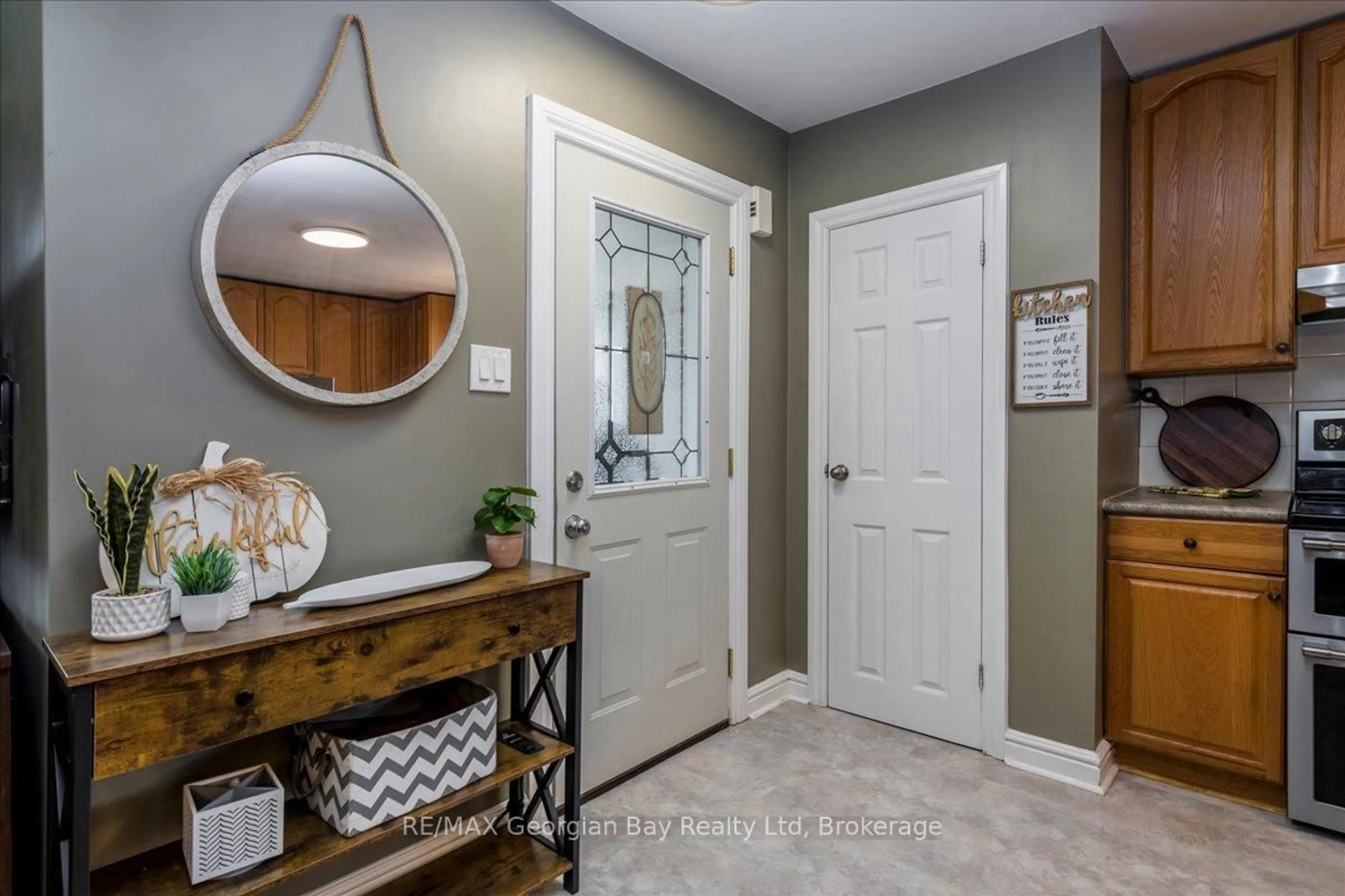 Indoor entryway for 327 Scott St, Midland Ontario L4R 2M9