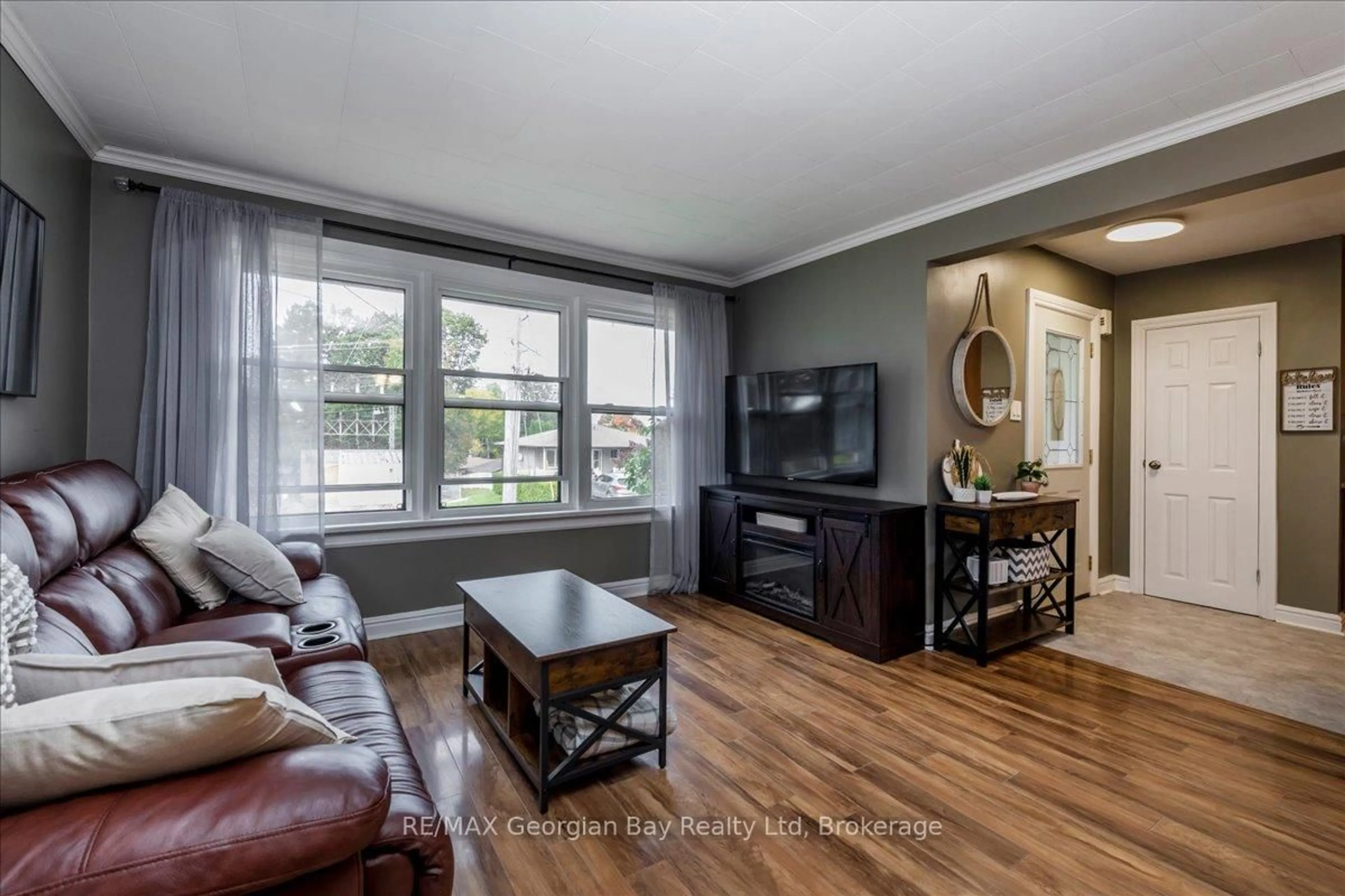 Living room with furniture, wood/laminate floor for 327 Scott St, Midland Ontario L4R 2M9