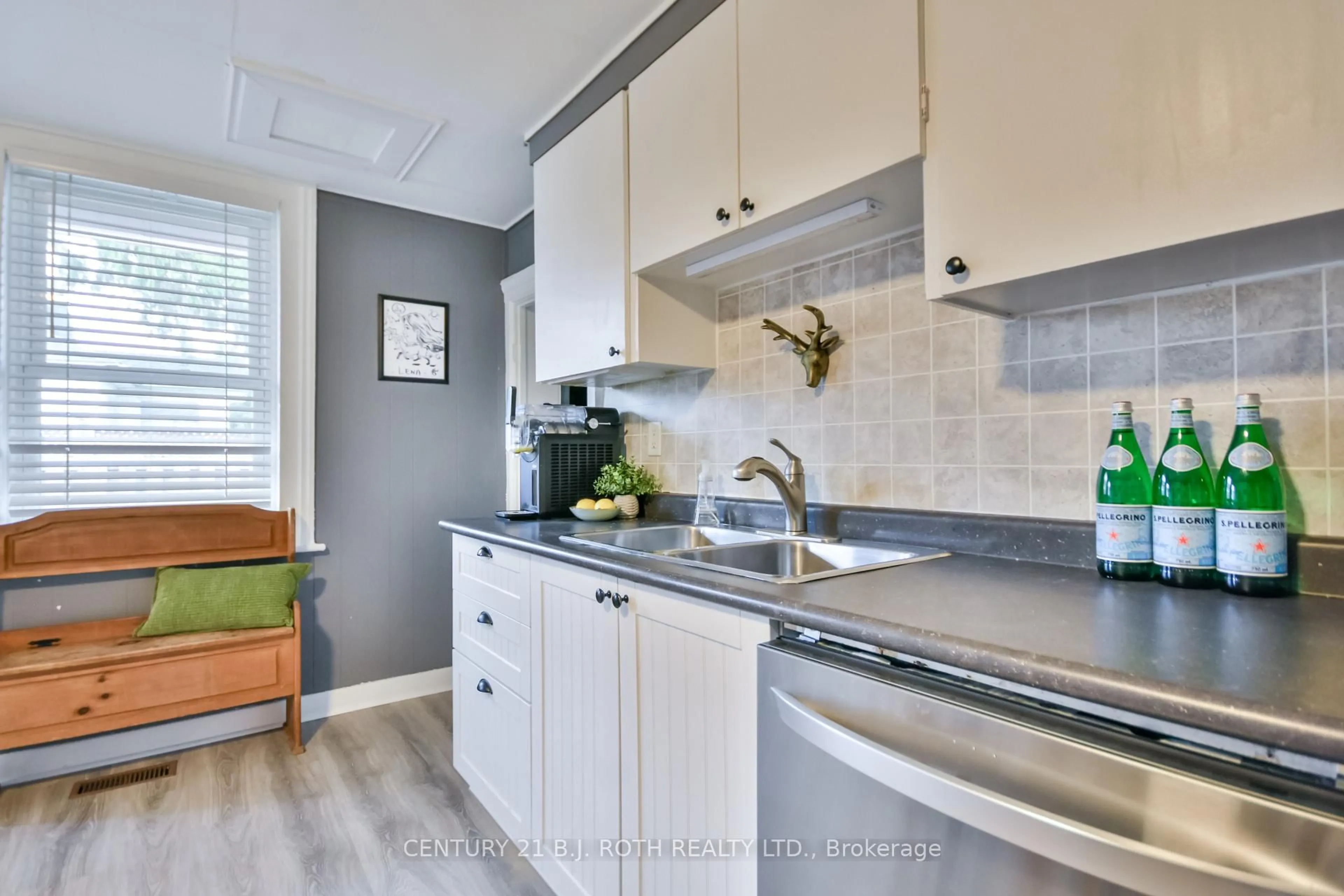 Standard kitchen, unknown for 86 Henry St, Barrie Ontario L4N 1C8