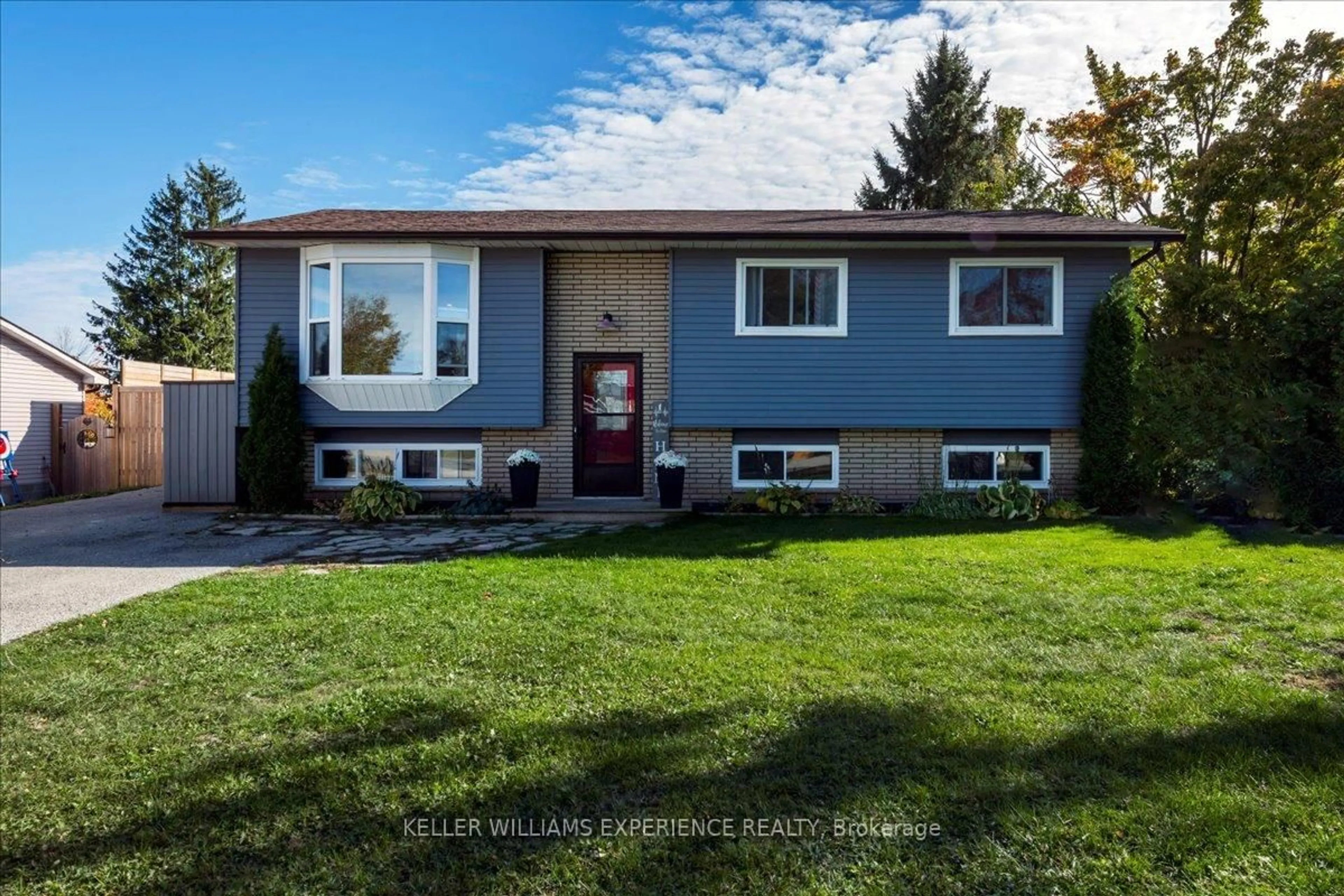 Home with vinyl exterior material, street for 35 Champlain Cres, Oro-Medonte Ontario L0K 1E0