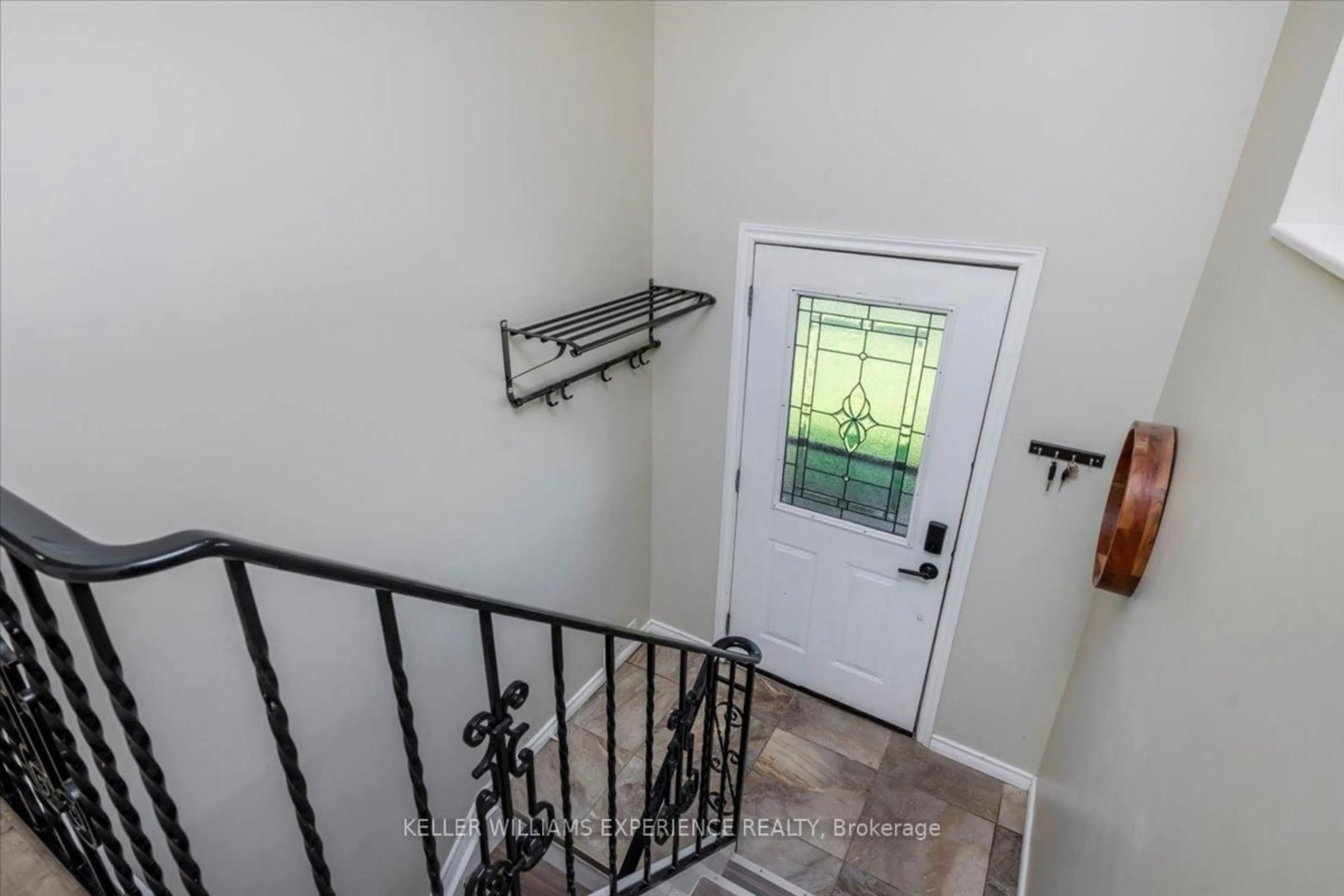 Indoor entryway for 35 Champlain Cres, Oro-Medonte Ontario L0K 1E0