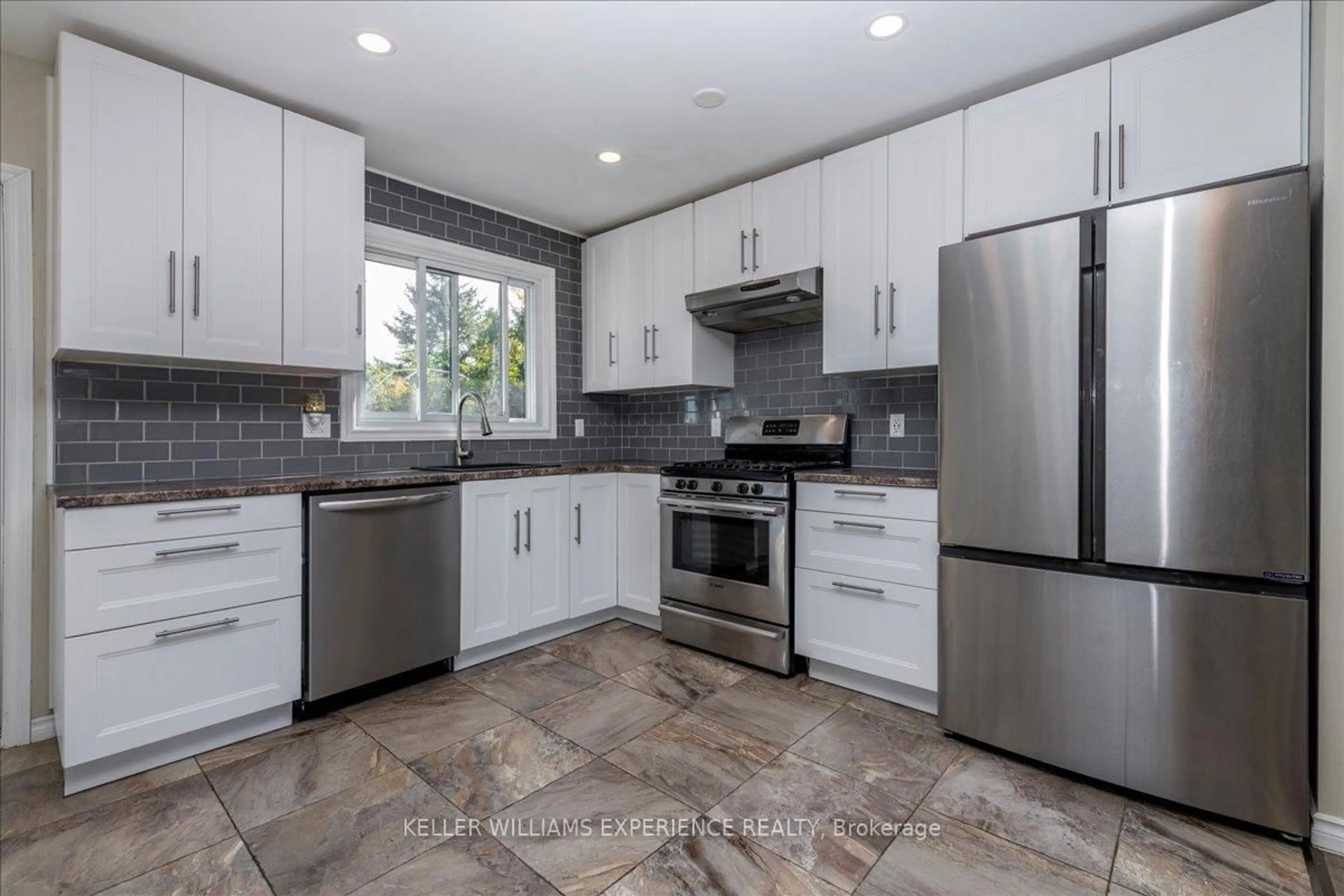 Open concept kitchen, ceramic/tile floor for 35 Champlain Cres, Oro-Medonte Ontario L0K 1E0