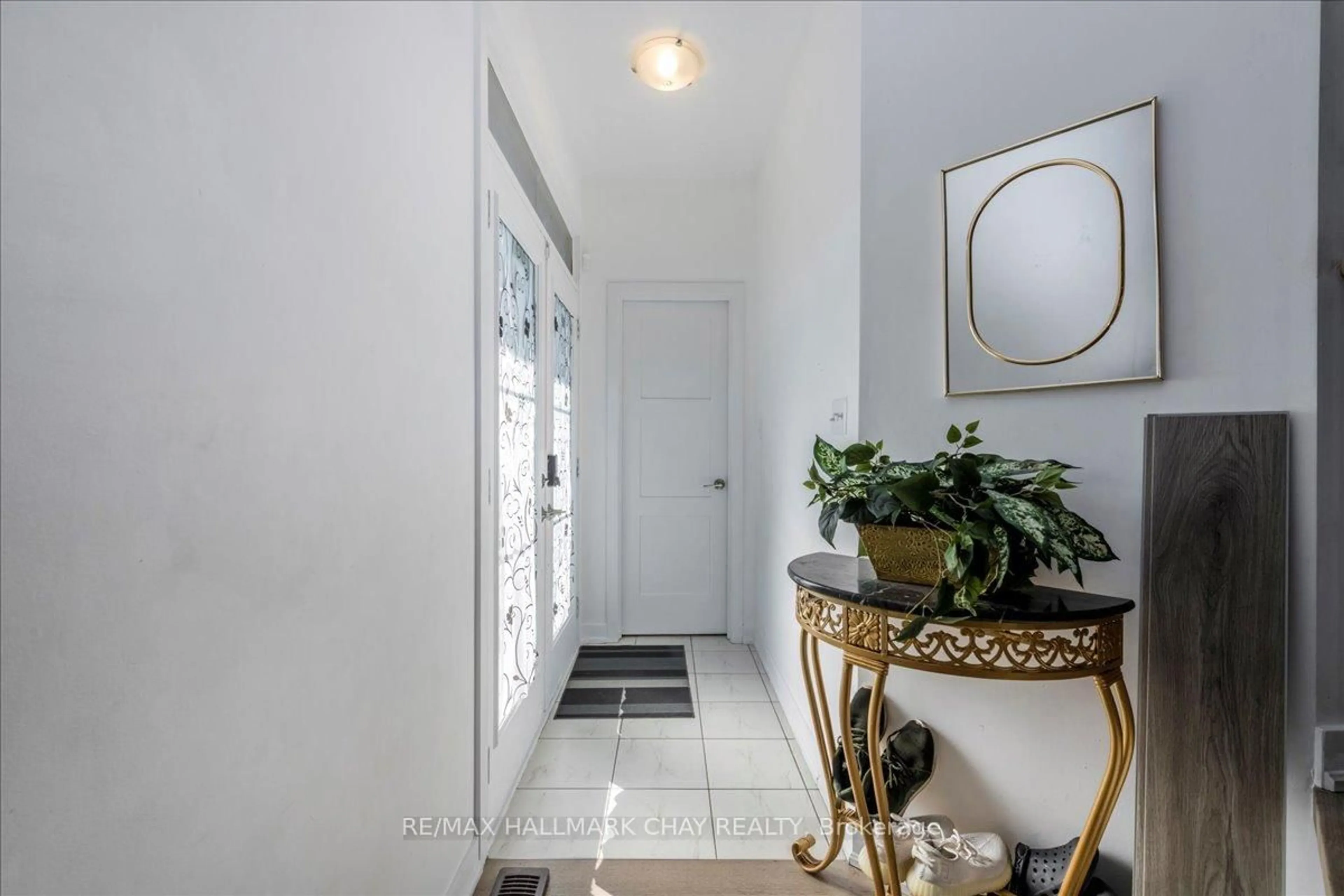 Indoor entryway for 1 Alaskan Hts, Barrie Ontario L9J 0B1