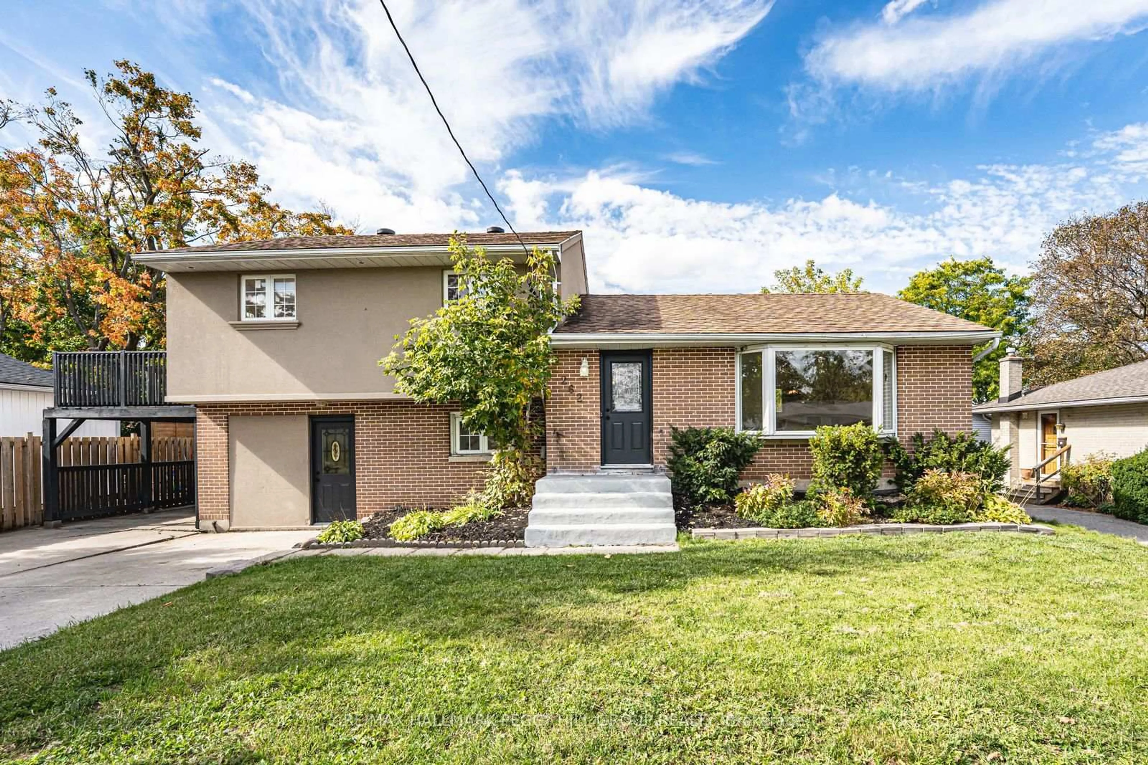 Home with brick exterior material, street for 262 Duckworth St, Barrie Ontario L4M 3X2