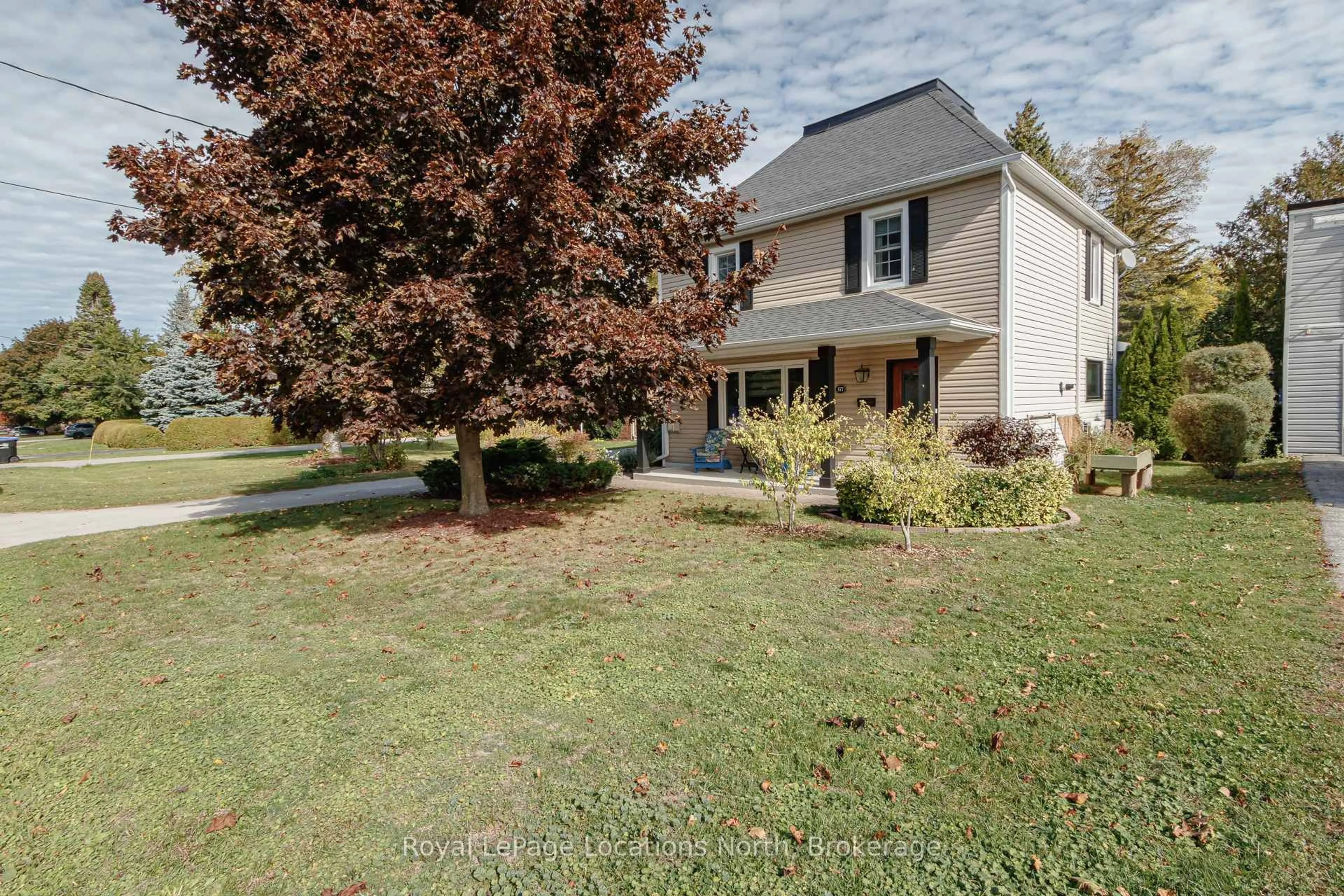 A pic from outside/outdoor area/front of a property/back of a property/a pic from drone, street for 377 Hickory St, Collingwood Ontario L9Y 3G4