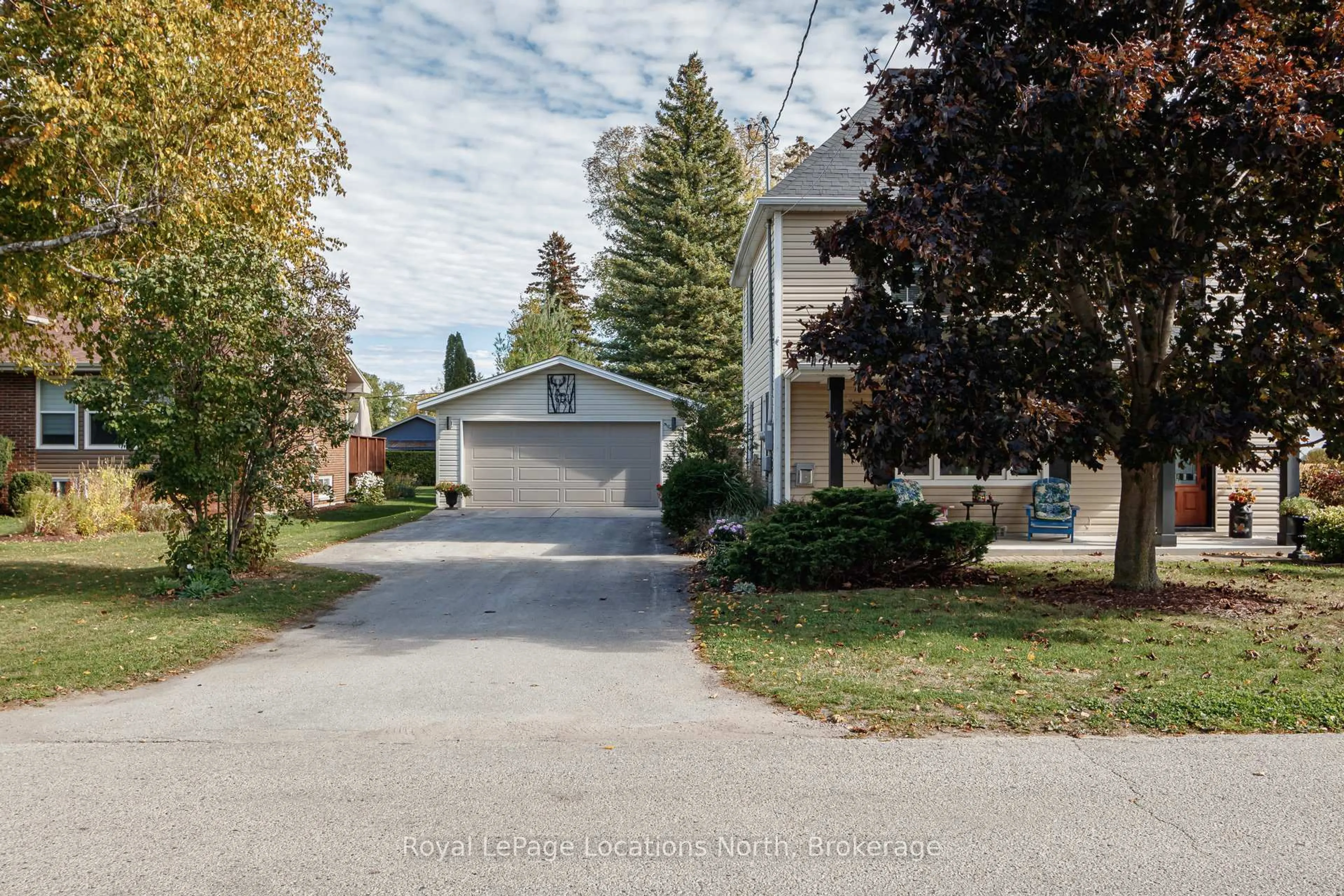 A pic from outside/outdoor area/front of a property/back of a property/a pic from drone, street for 377 Hickory St, Collingwood Ontario L9Y 3G4