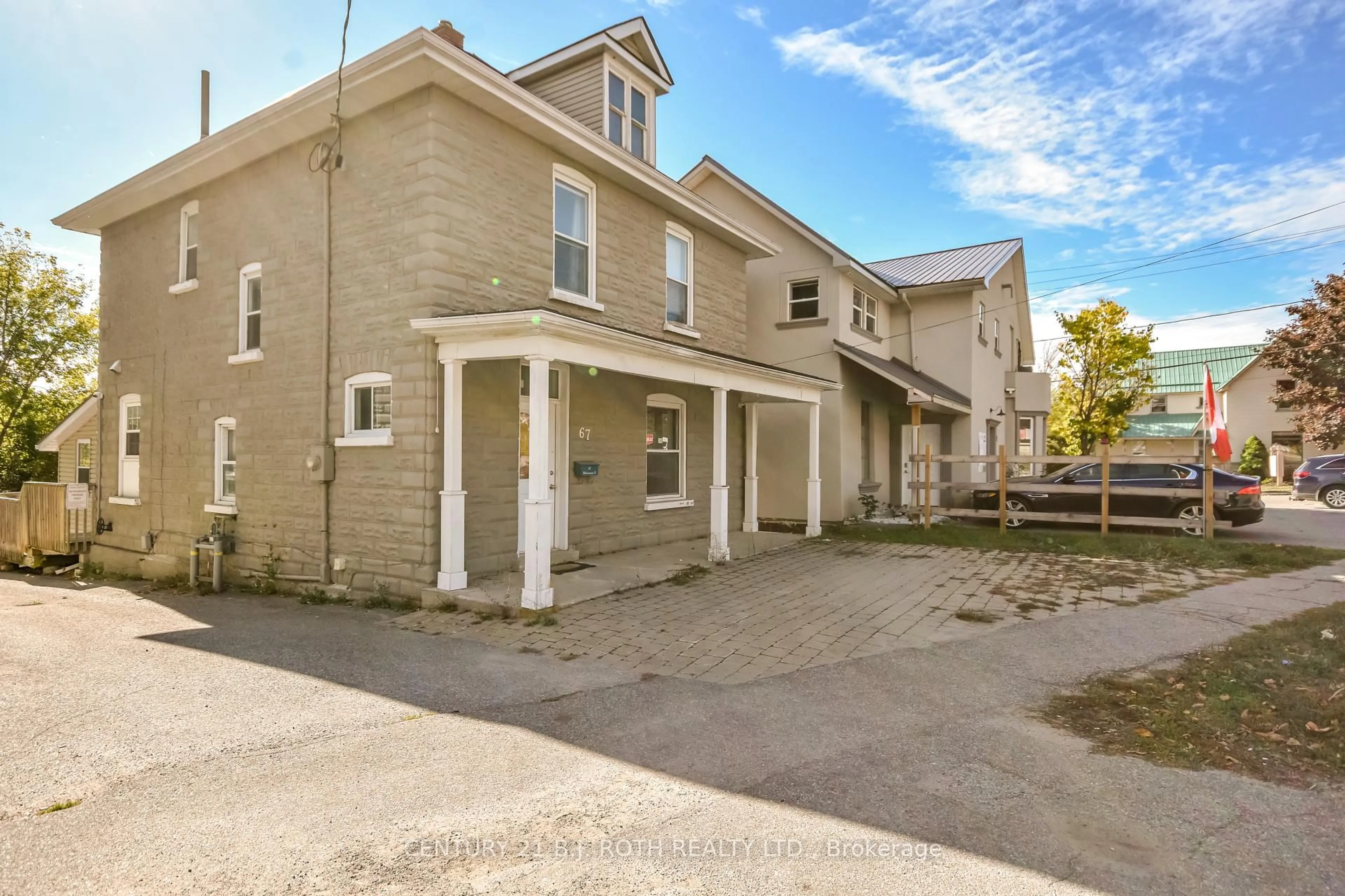 A pic from outside/outdoor area/front of a property/back of a property/a pic from drone, street for 67 Nottawasaga St, Orillia Ontario L3V 3J5